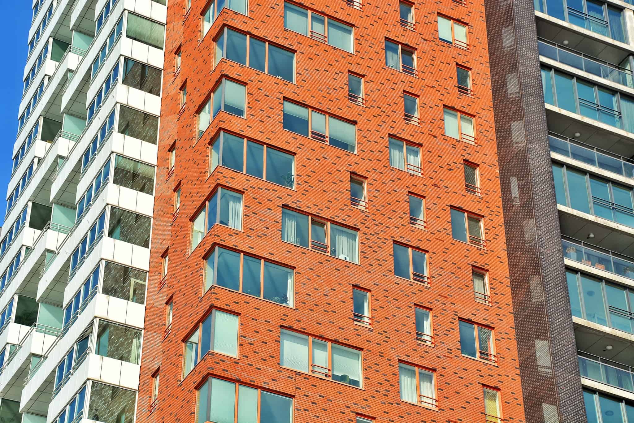 predio exterior com tijolos vermelhos