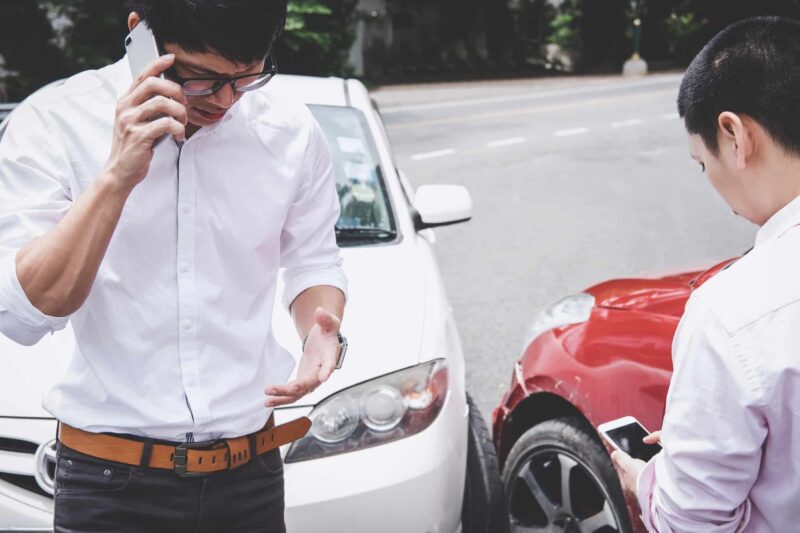 Como deve agir se tiver um acidente automóvel?