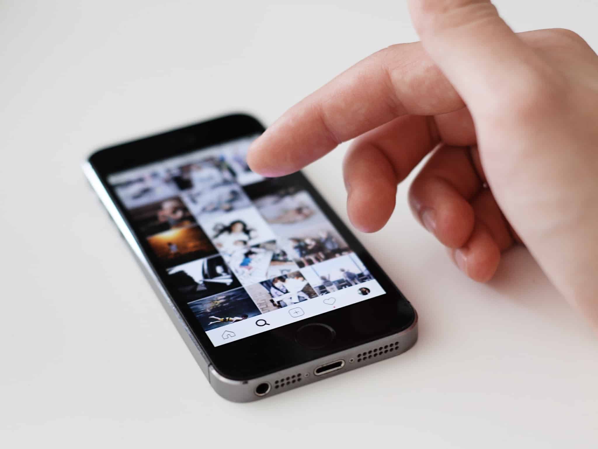 pessoa a mexer em imagens num iphone4