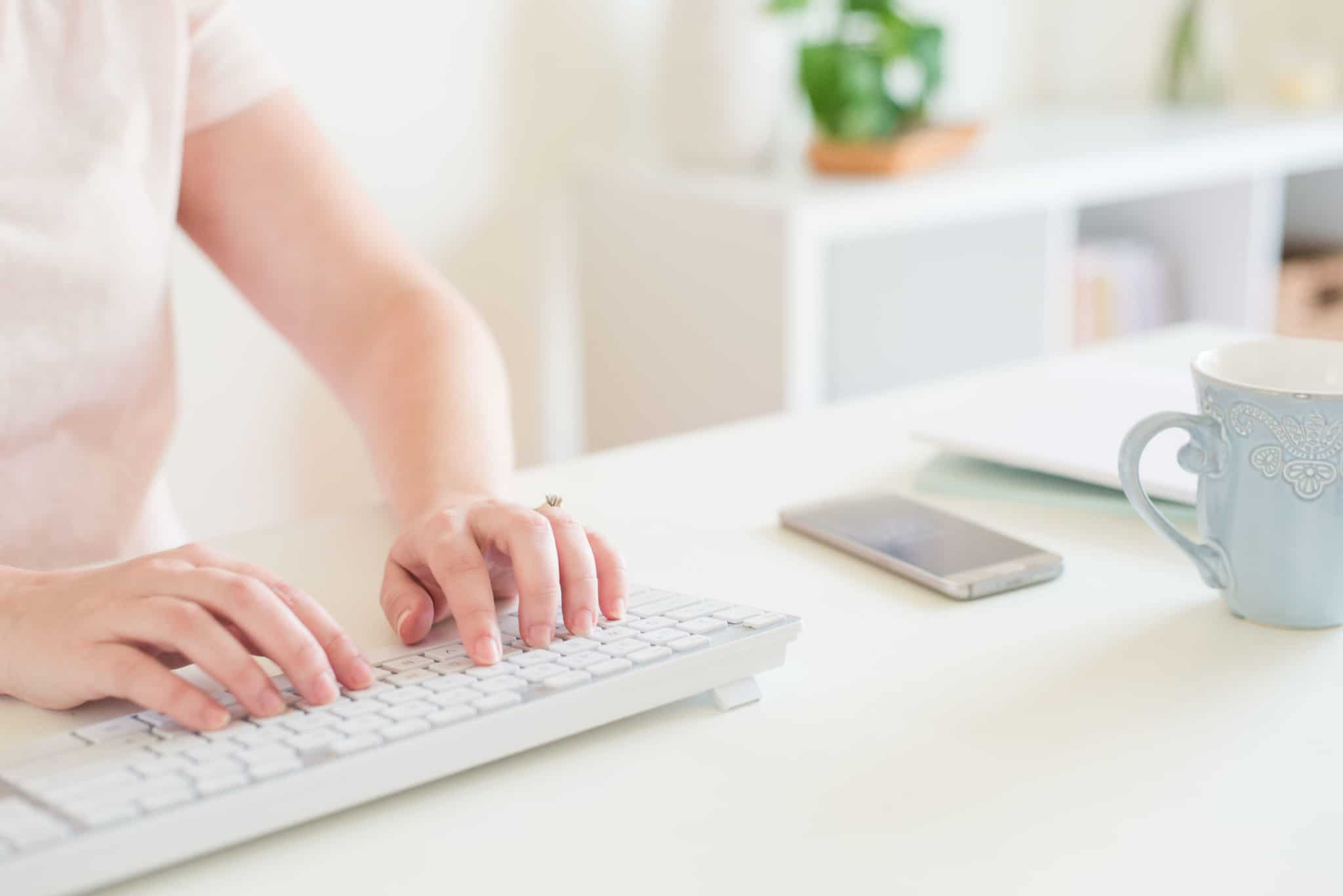 escrever numa secretaria limpa e organizada