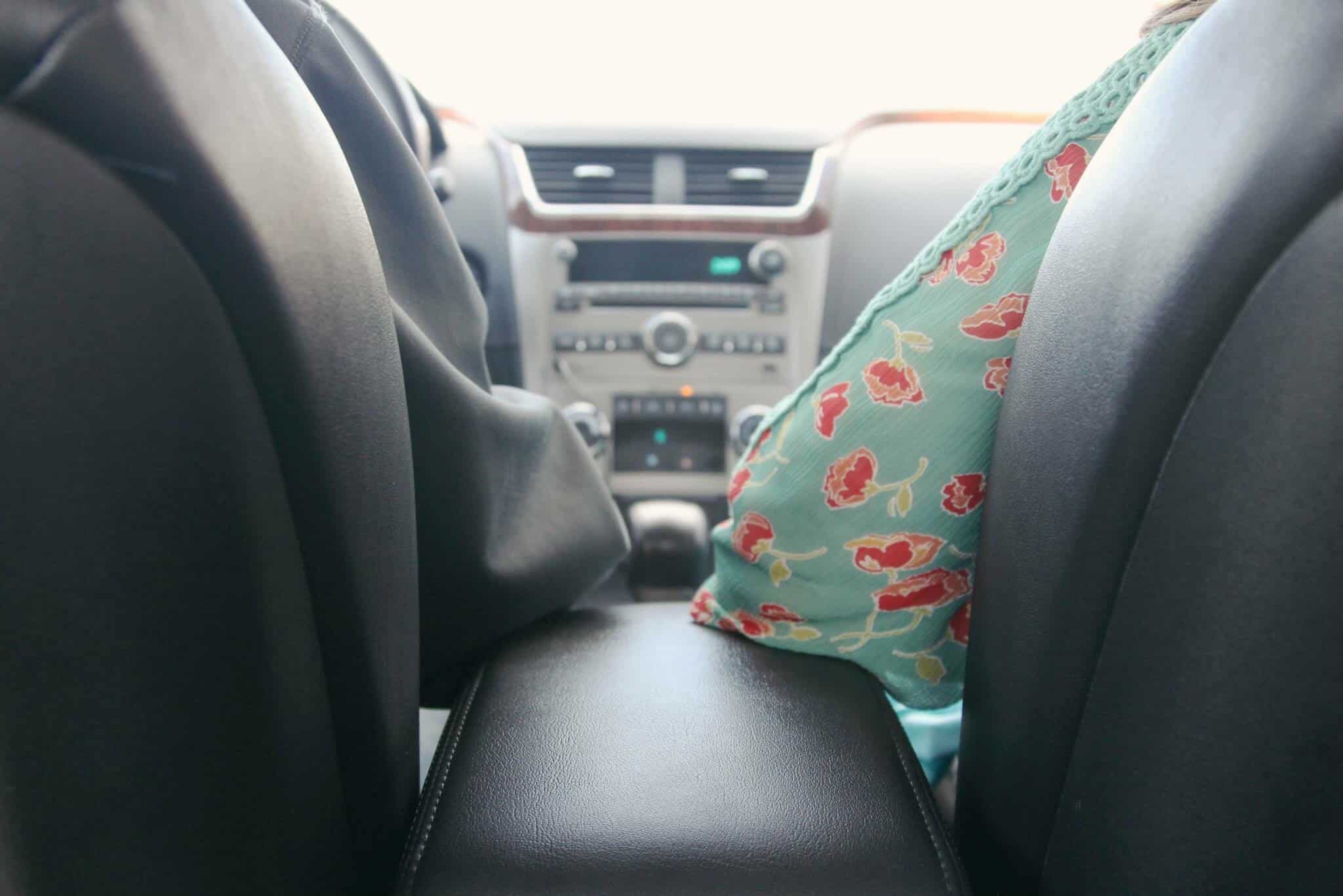 duas pessoas na parte da frente do carro