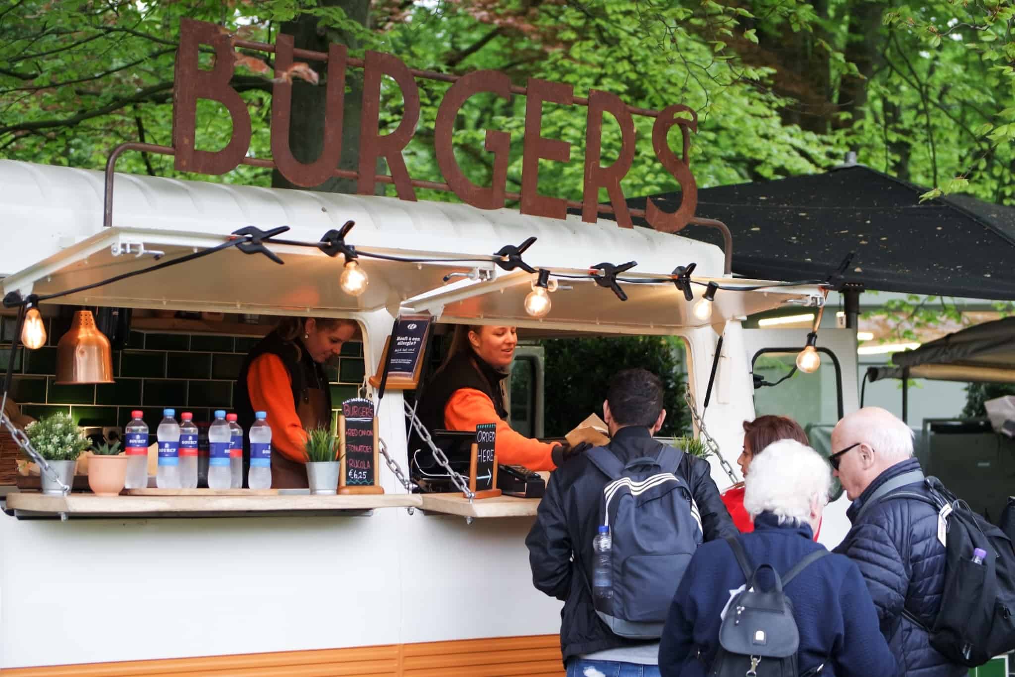 Como manter as finanças pessoais separadas das contas da empresa Rulote de venda de hamburgueres