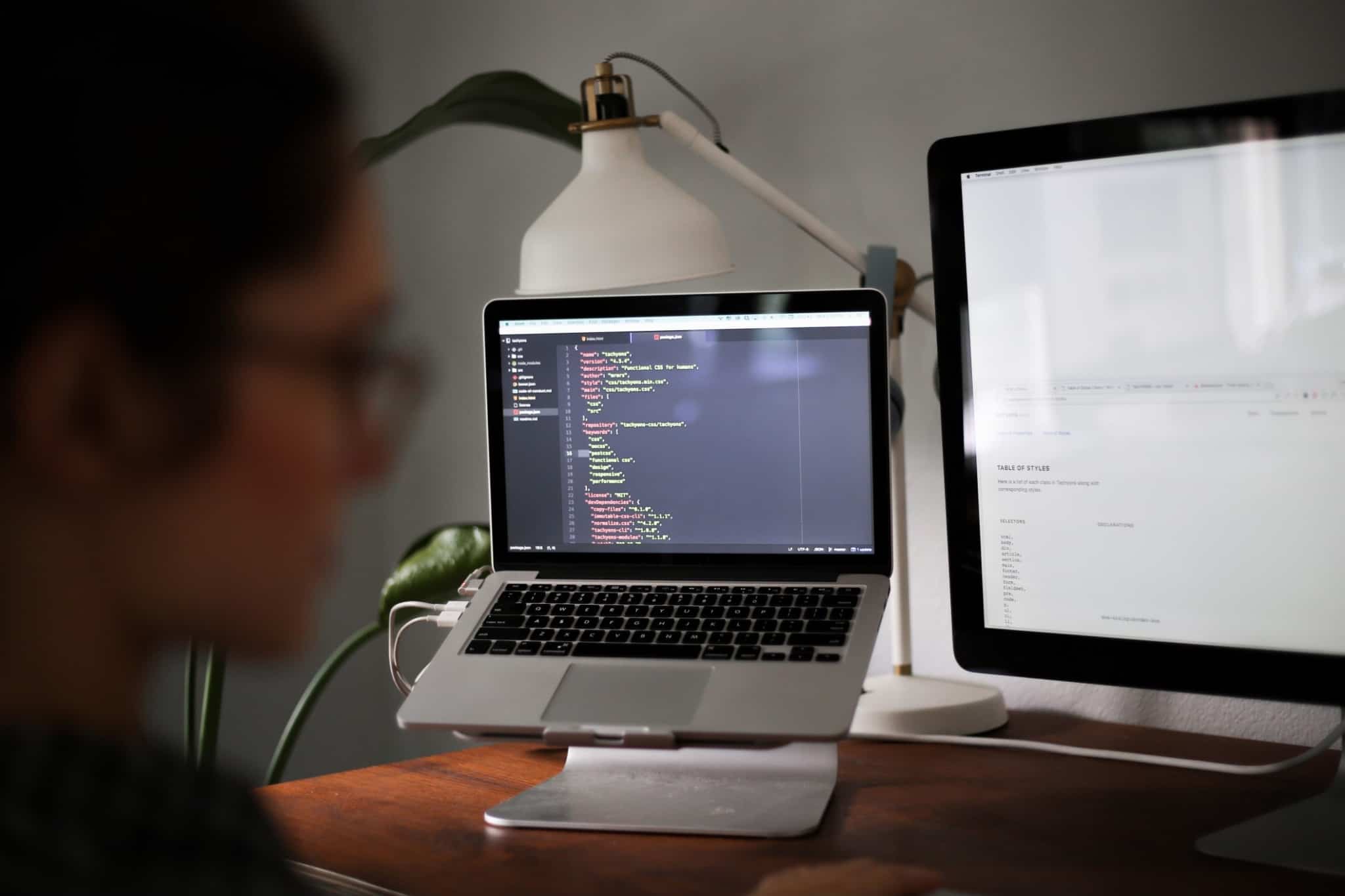 Trabalhar a partir de casa: 8 passos para começar já rapariga a mexer no computador