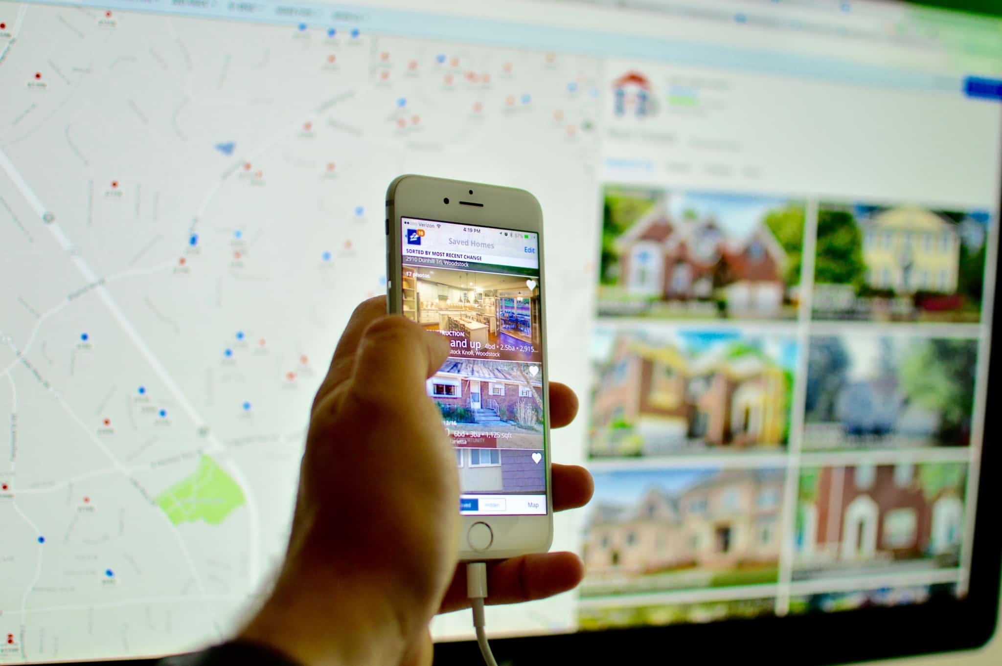 pessoa a segurar aplicaçao a procurar casas para arrendar