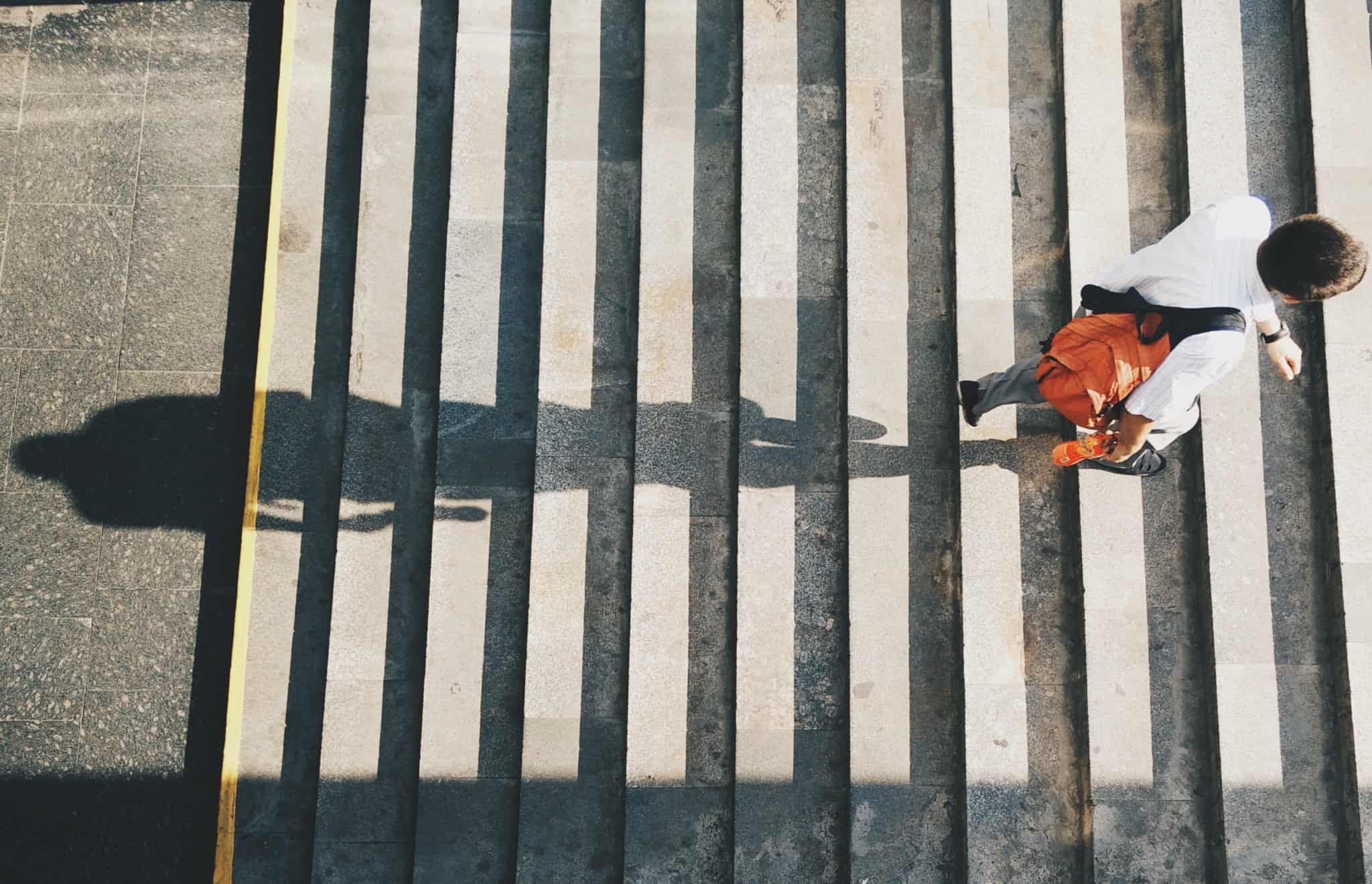 homem trabalhador a subir as escadas
