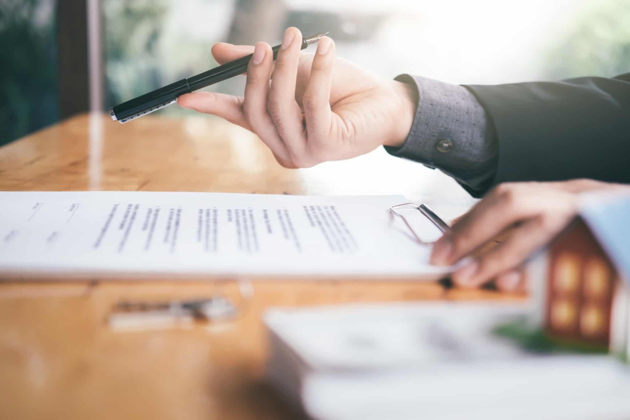 Arrendar um imóvel: prós e contras para senhorios e inquilinos pessoal a assinar contrato de arrendamento