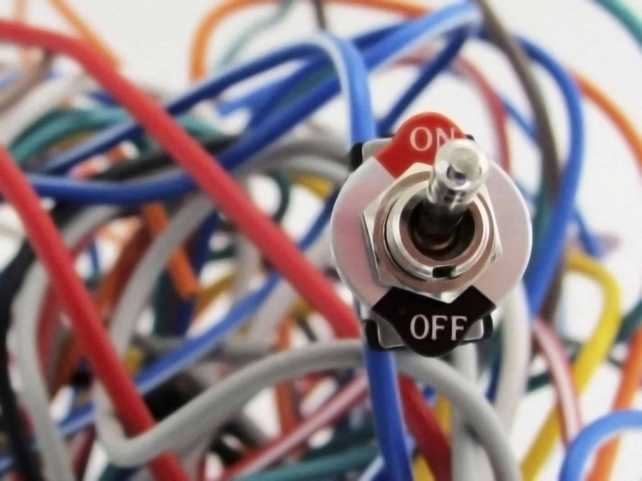 Coronavírus: Como funciona o lay-off extraordinário Botão de ligar e desligar rodeado de fios