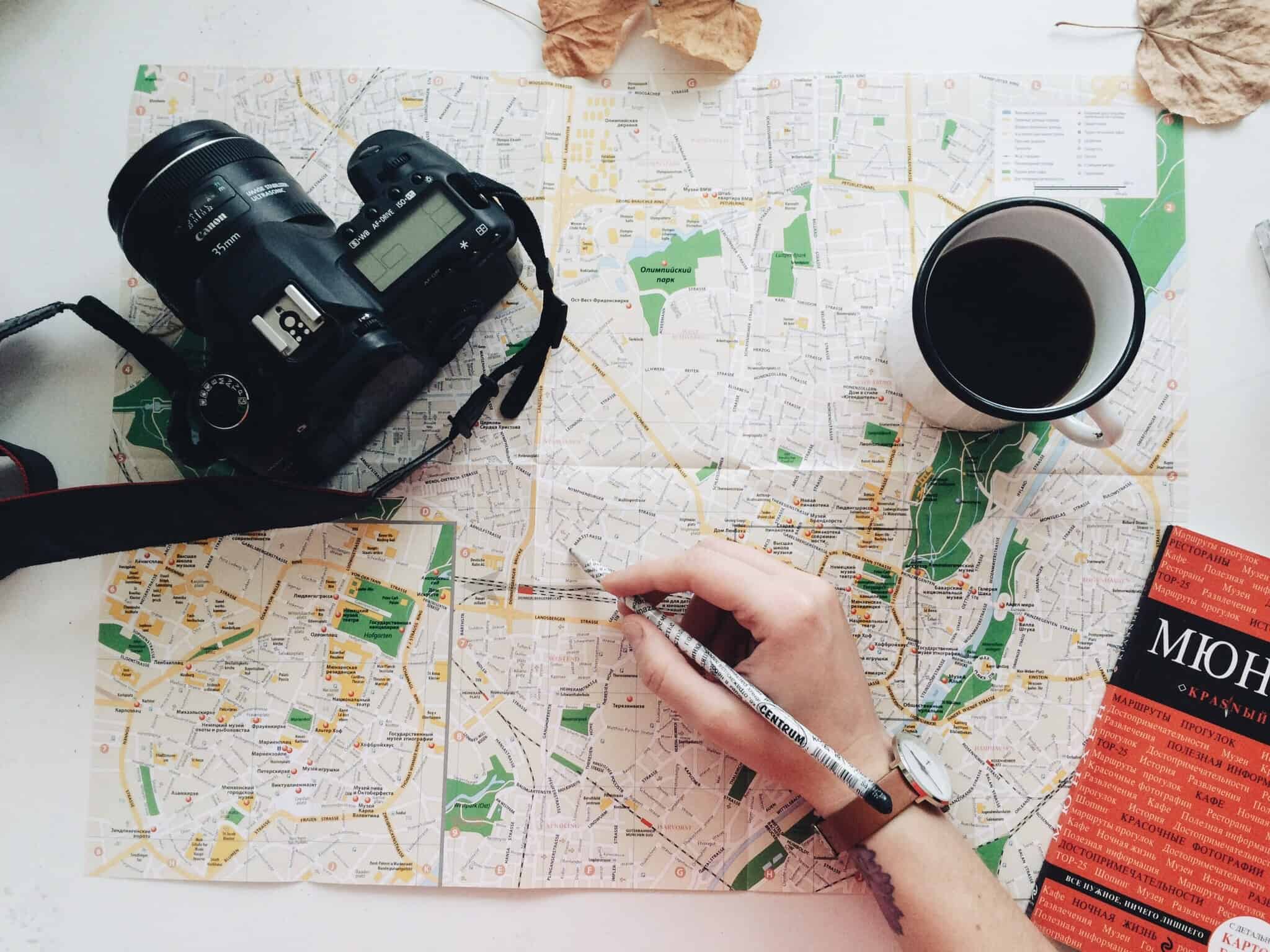 pessoa com um lapis a ver um mapa de uma cidade