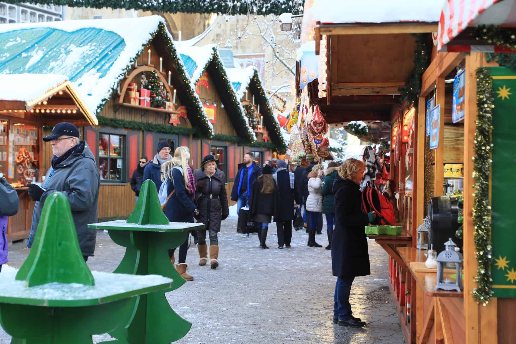 mercado de inverno com casinhas de madeira