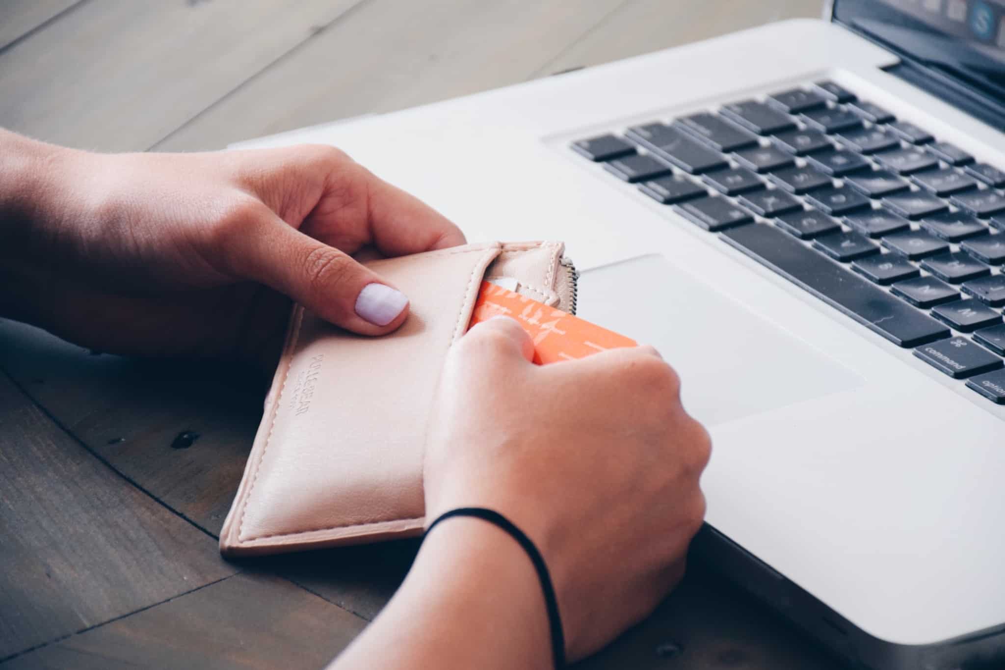 pessoa retira cartão da carteira