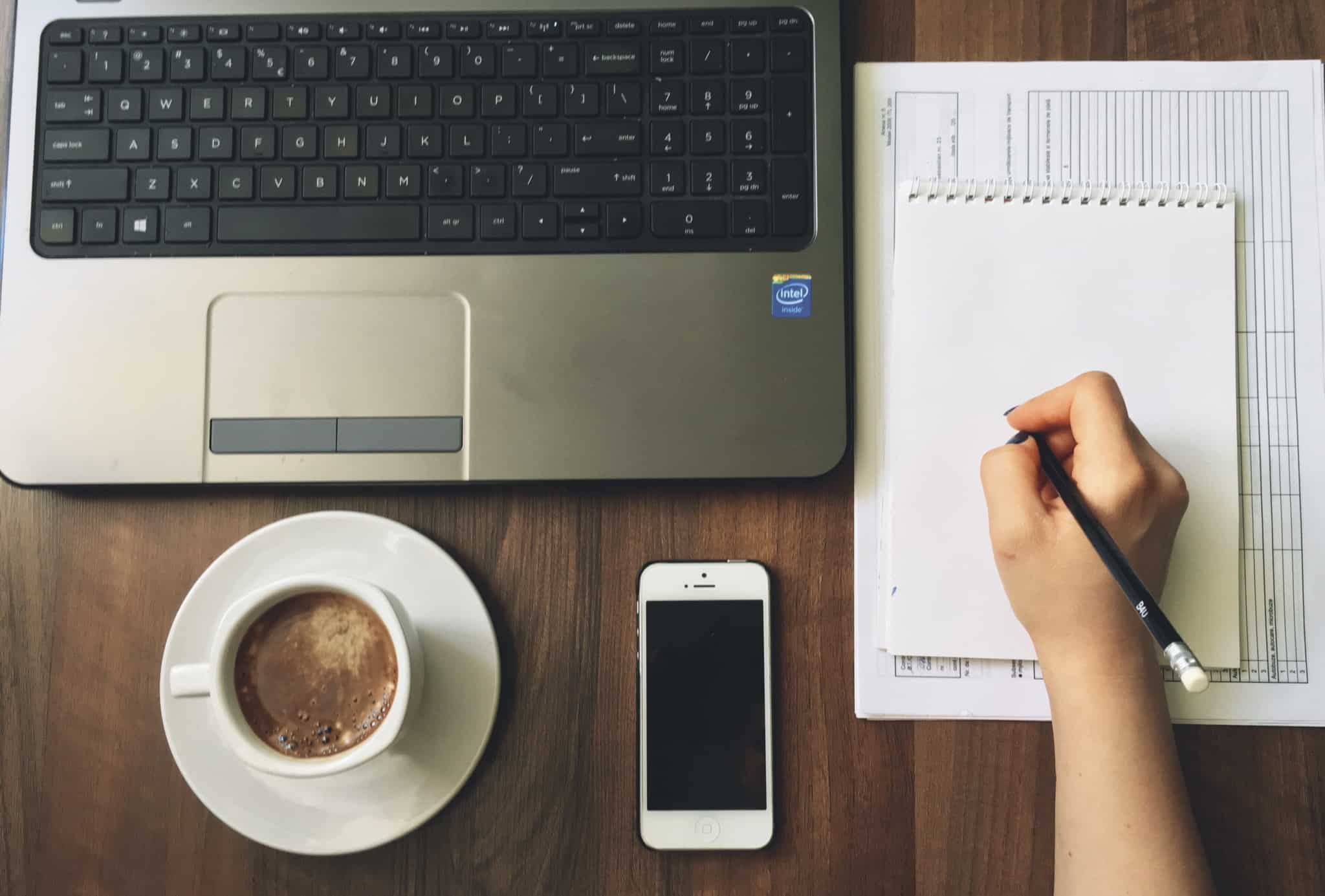 pessoa a escrever num bloco de notas