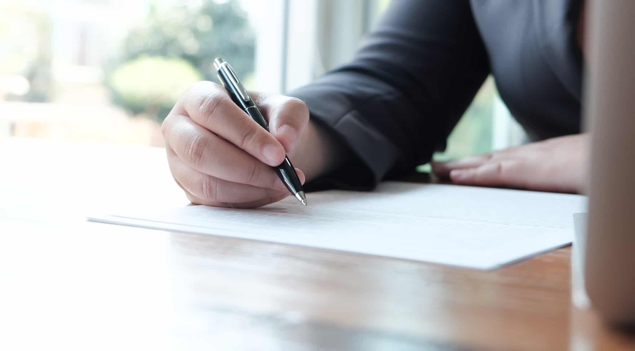 pessoa a assinar um documento