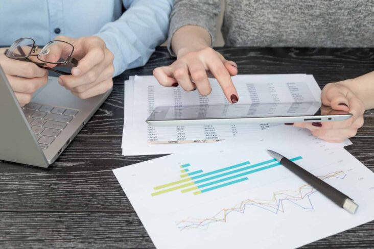 Casal a analisar documentos