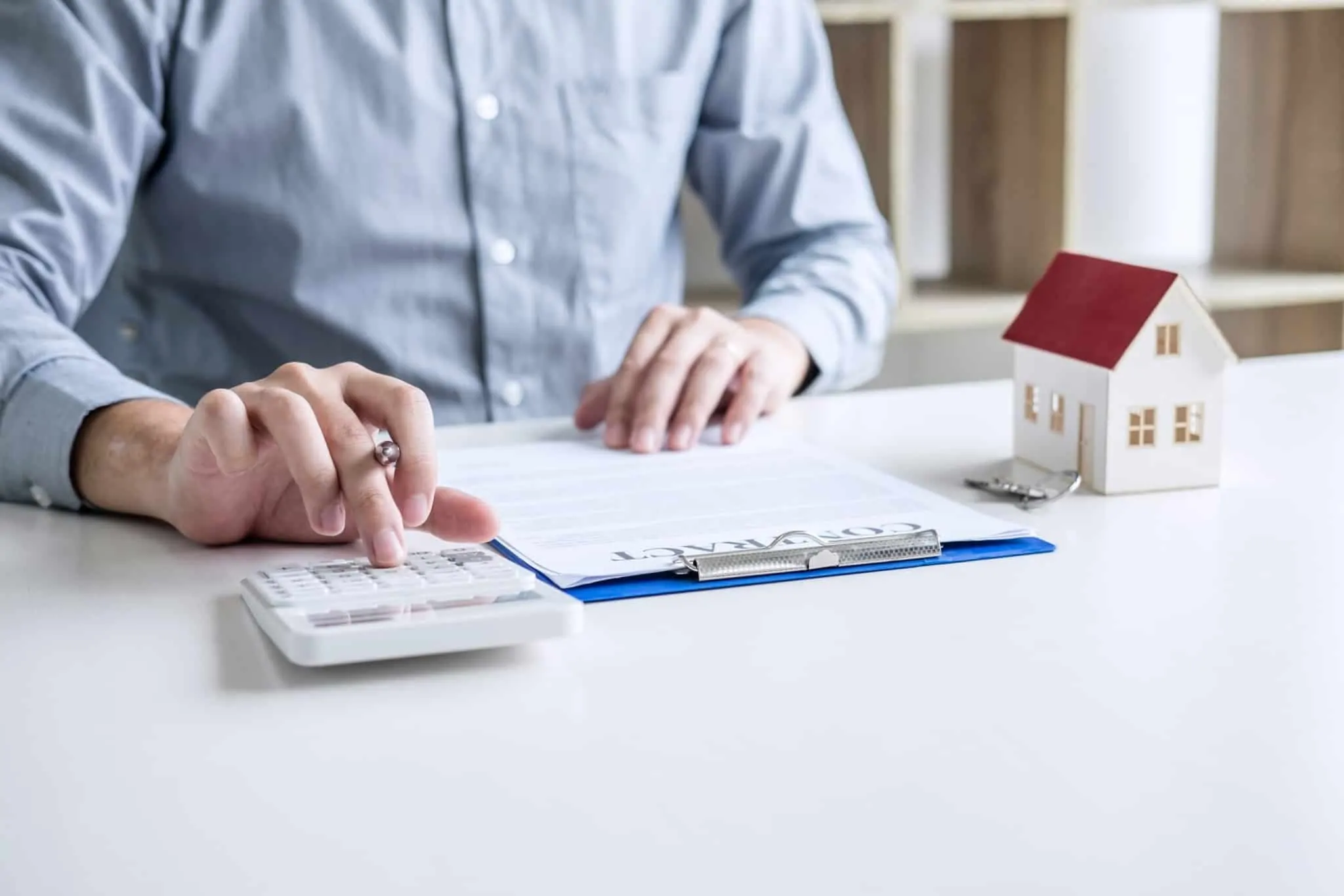 Mais-valias: O que posso incluir como despesas e encargos? pessoa a fazer contas_casa em miniatura