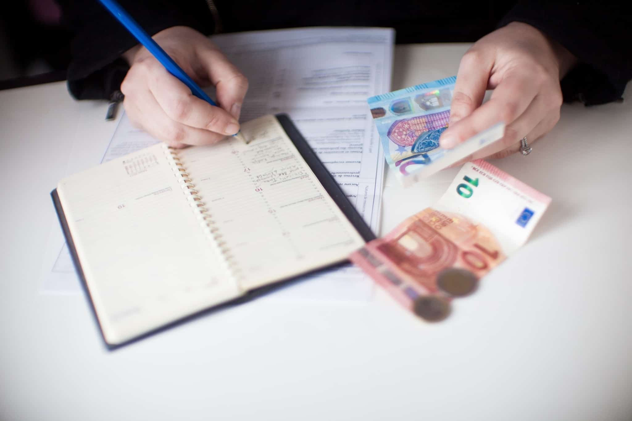 pessoa a fazer contas com notas de euros