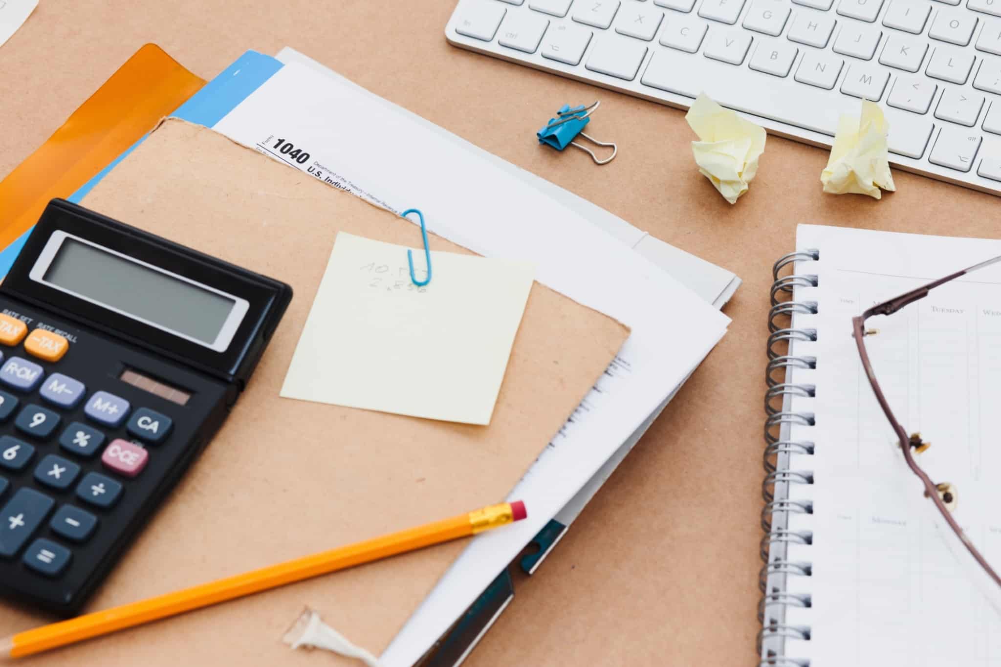 calculadora em cima de pasta de ficheiros