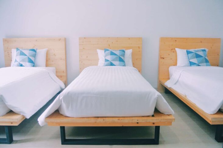 três camas de solteiro
