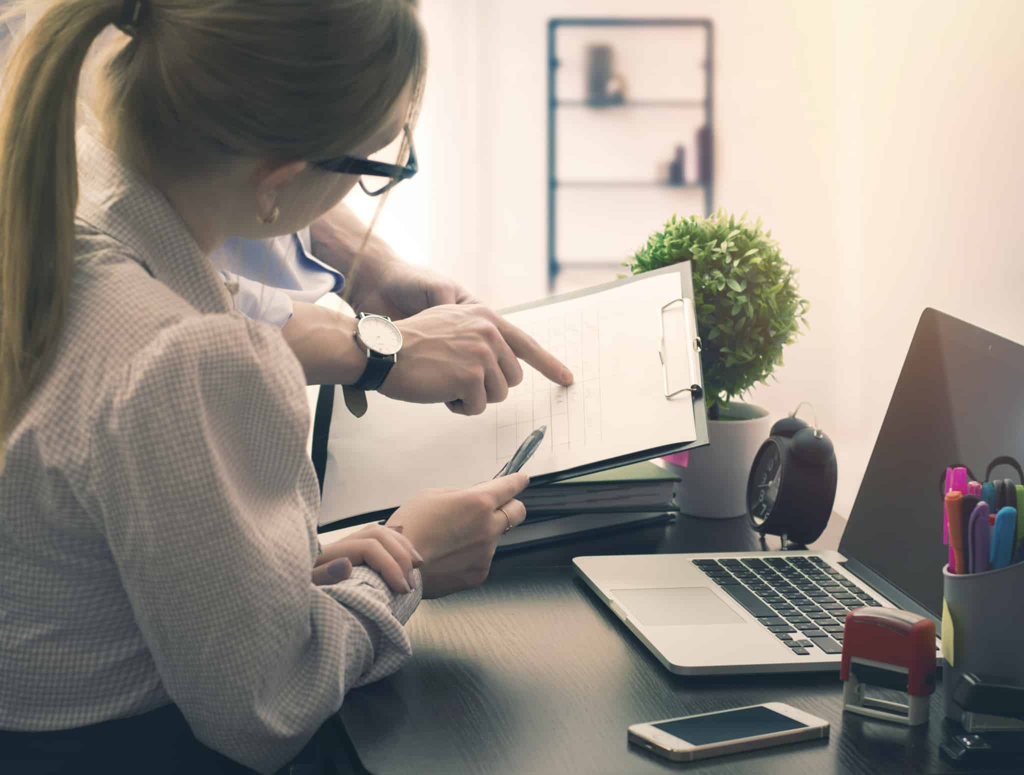 homem e mulher a trabalharem no escritório