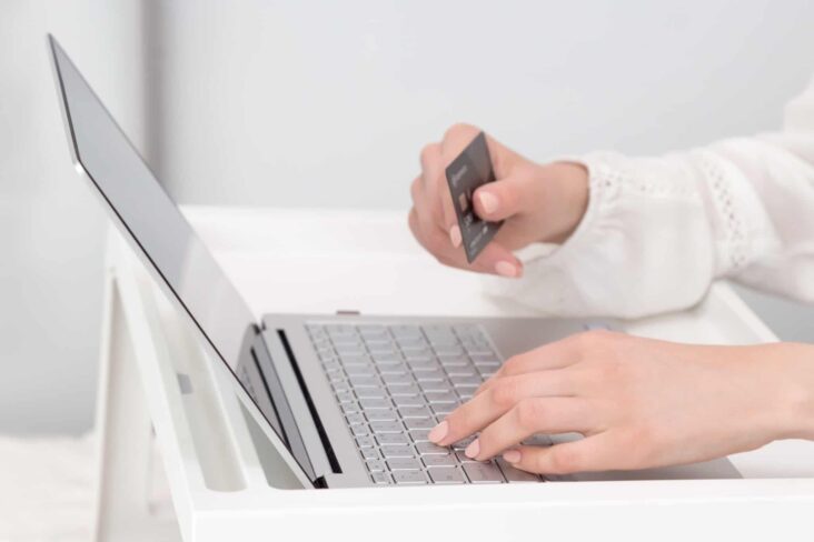 pessoa a usar o cartão no computador - homebanking