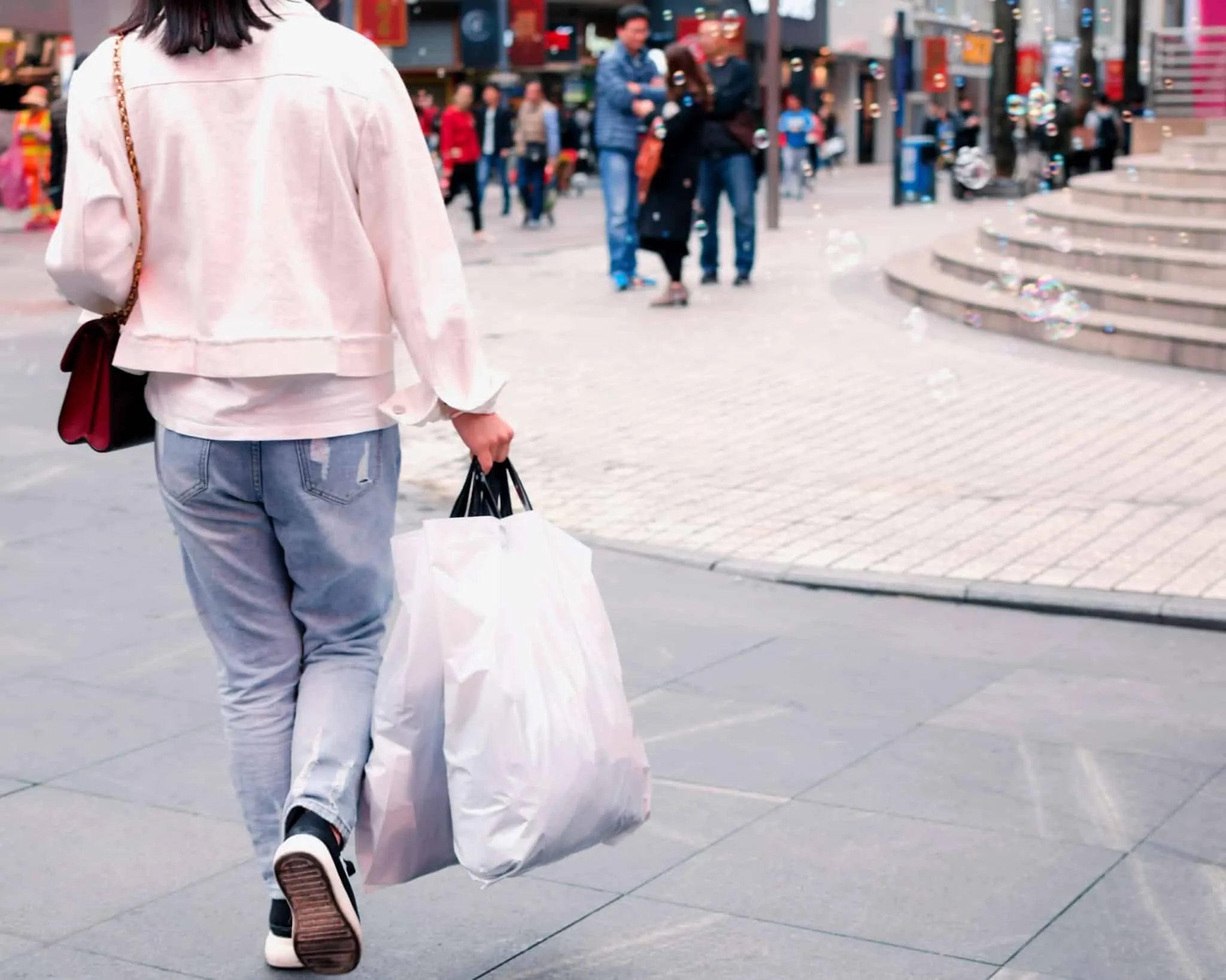 Tem salários em atraso? Descubra se tem direito ao Fundo de Garantia Salarial pessoa a andar com sacos de compras