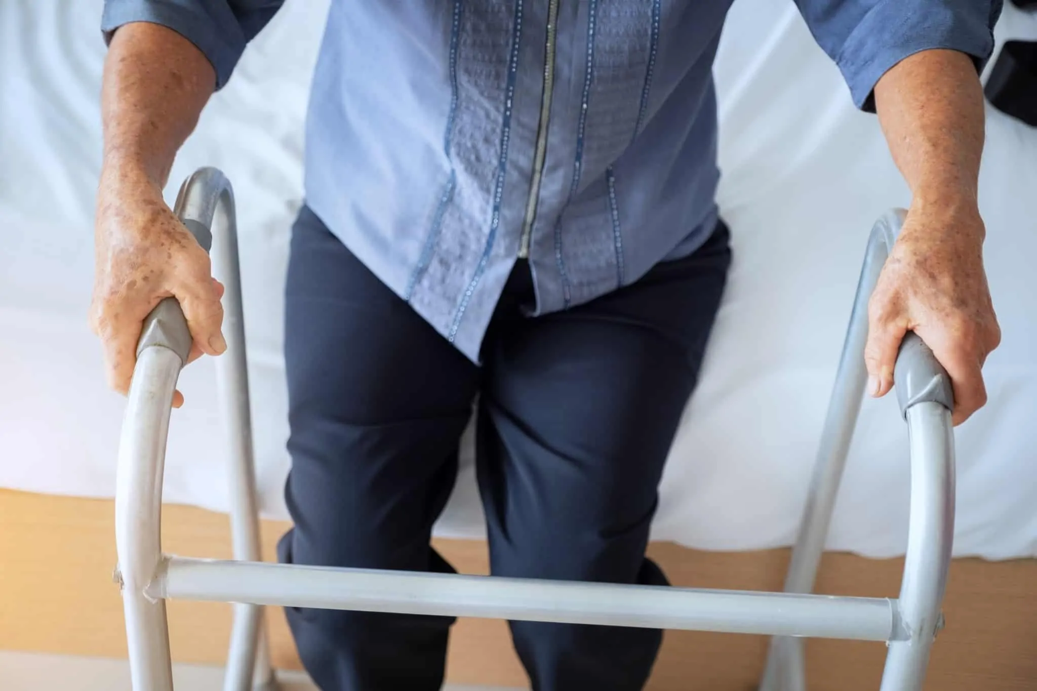 IRS de pessoas com deficiência: o que precisa saber antes de entregar a declaração pessoa sentada a tentar andar