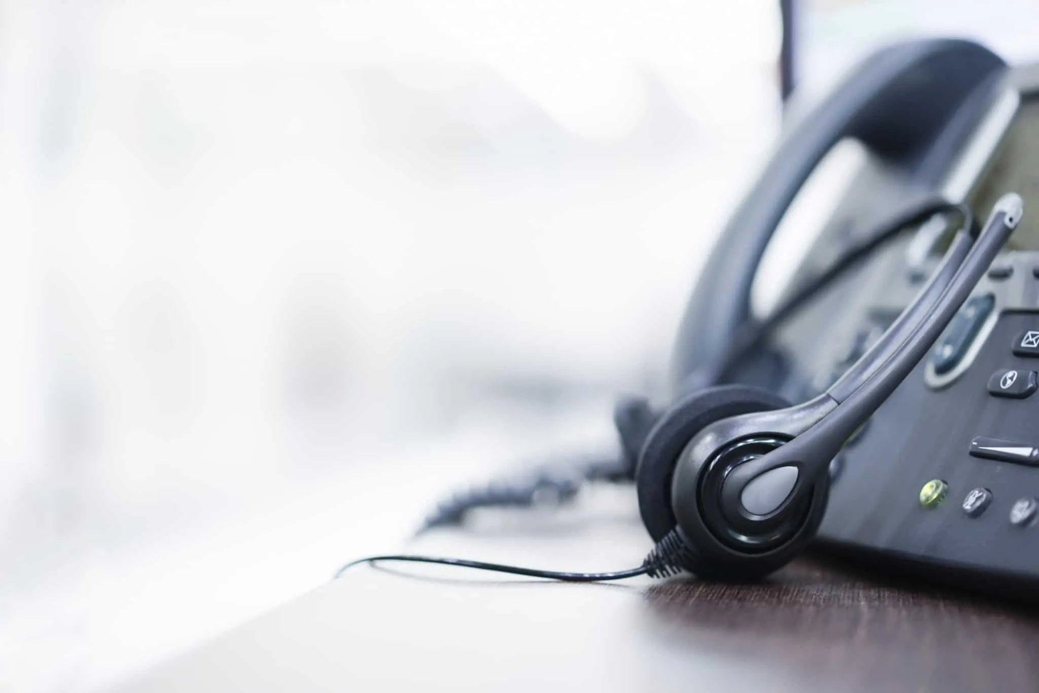 Trabalho temporário: conheça os seus direitos e o que diz a legislação telefone preto com uns headphones ao lado