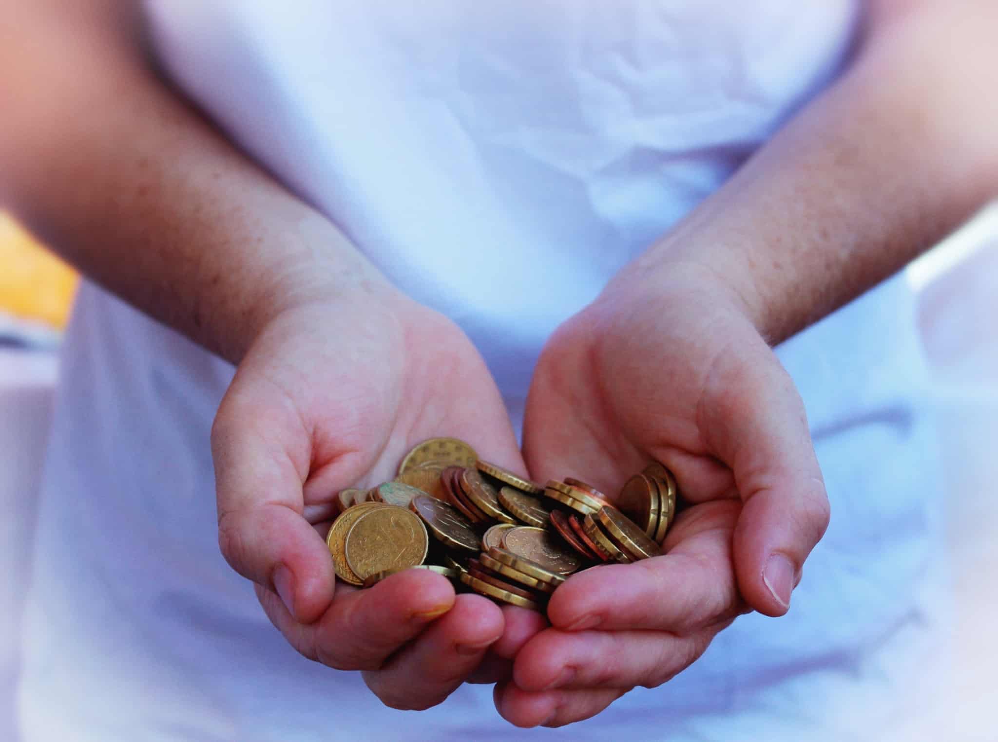 pessoa com moedas de euros nas mãos