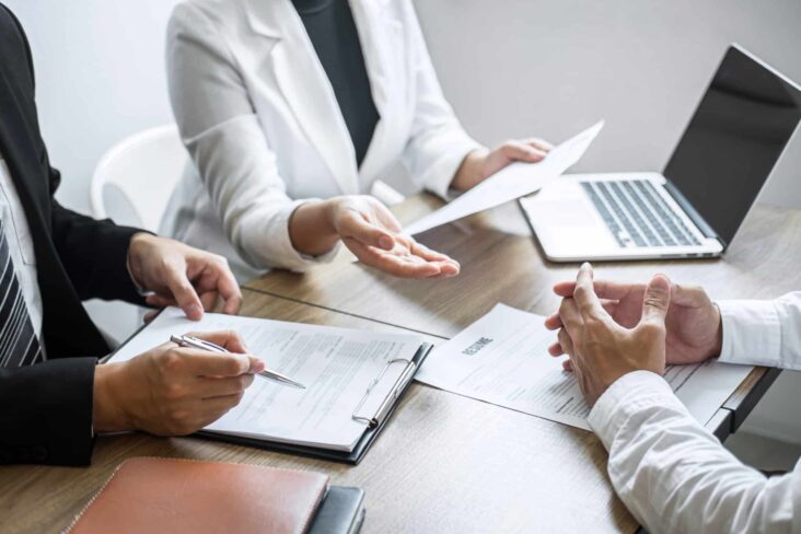 entrevista de trabalho a decorrer com três pessoas