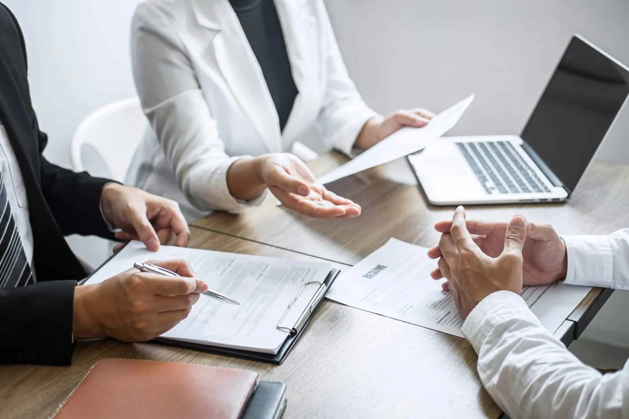 A importância das soft skills no processo de recrutamento entrevista de trabalho a decorrer com três pessoas