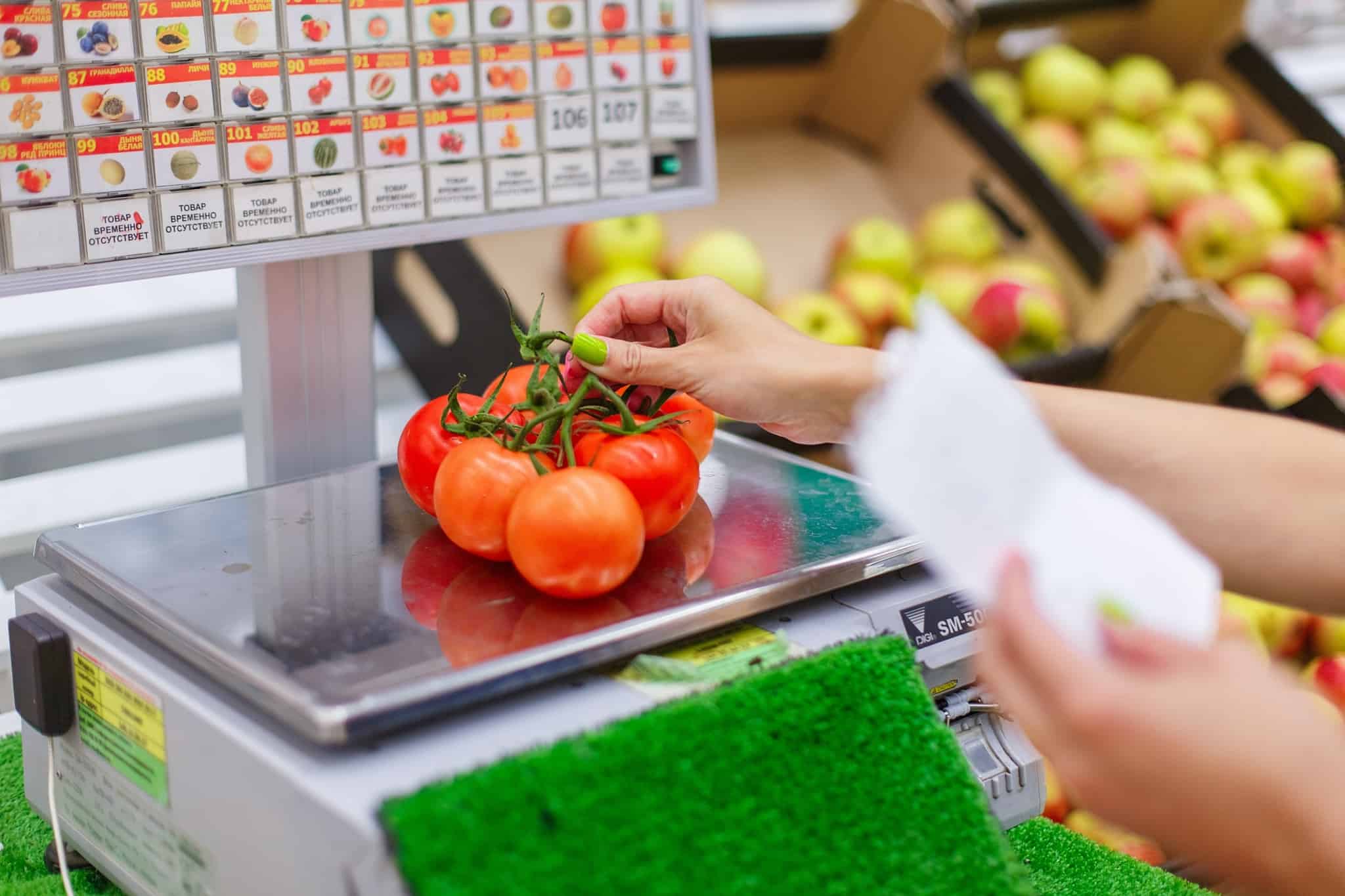 compras no supermercado a pesar tomates