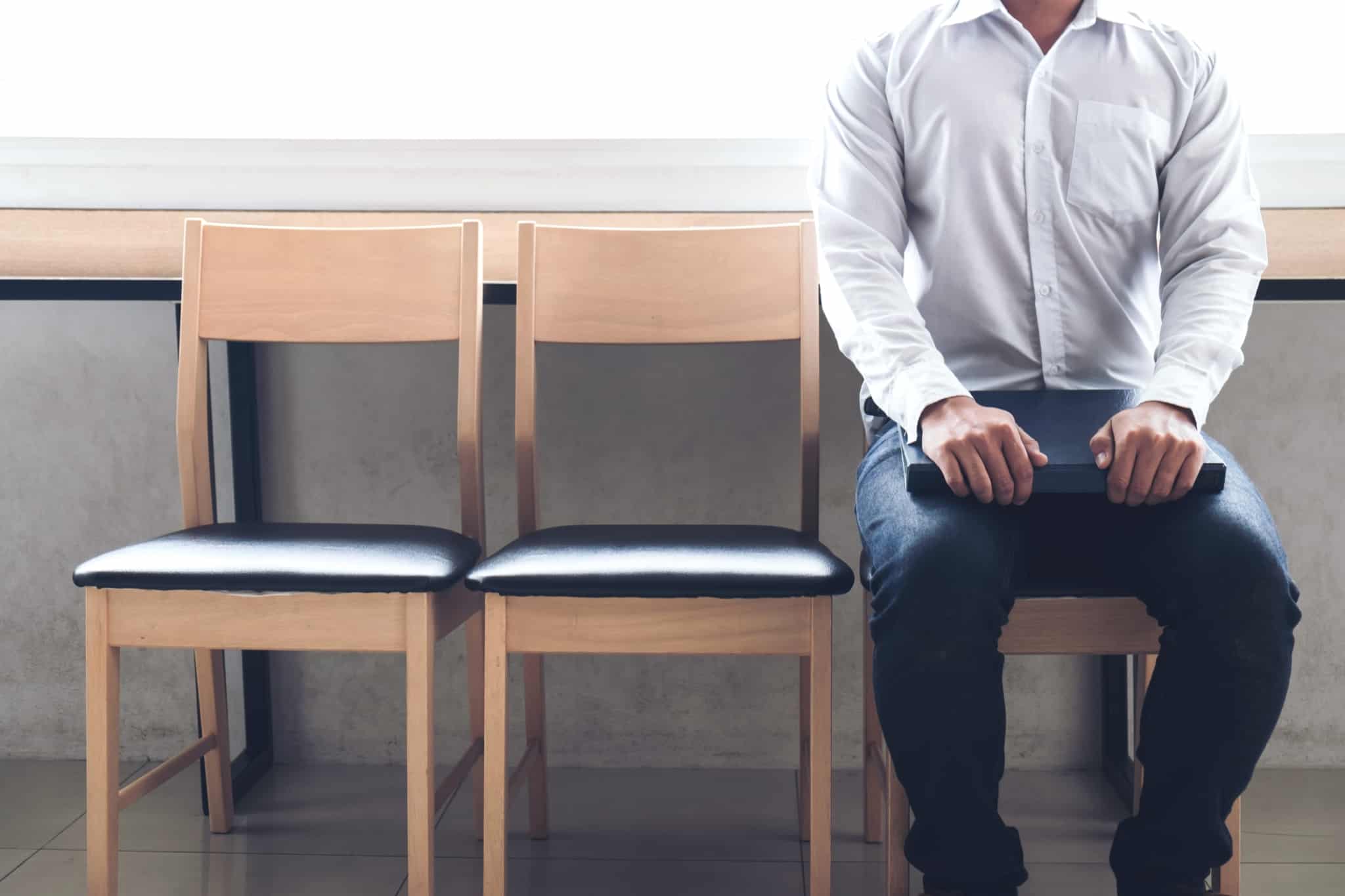 pessoa sentada à espera de uma entrevista de trabalho