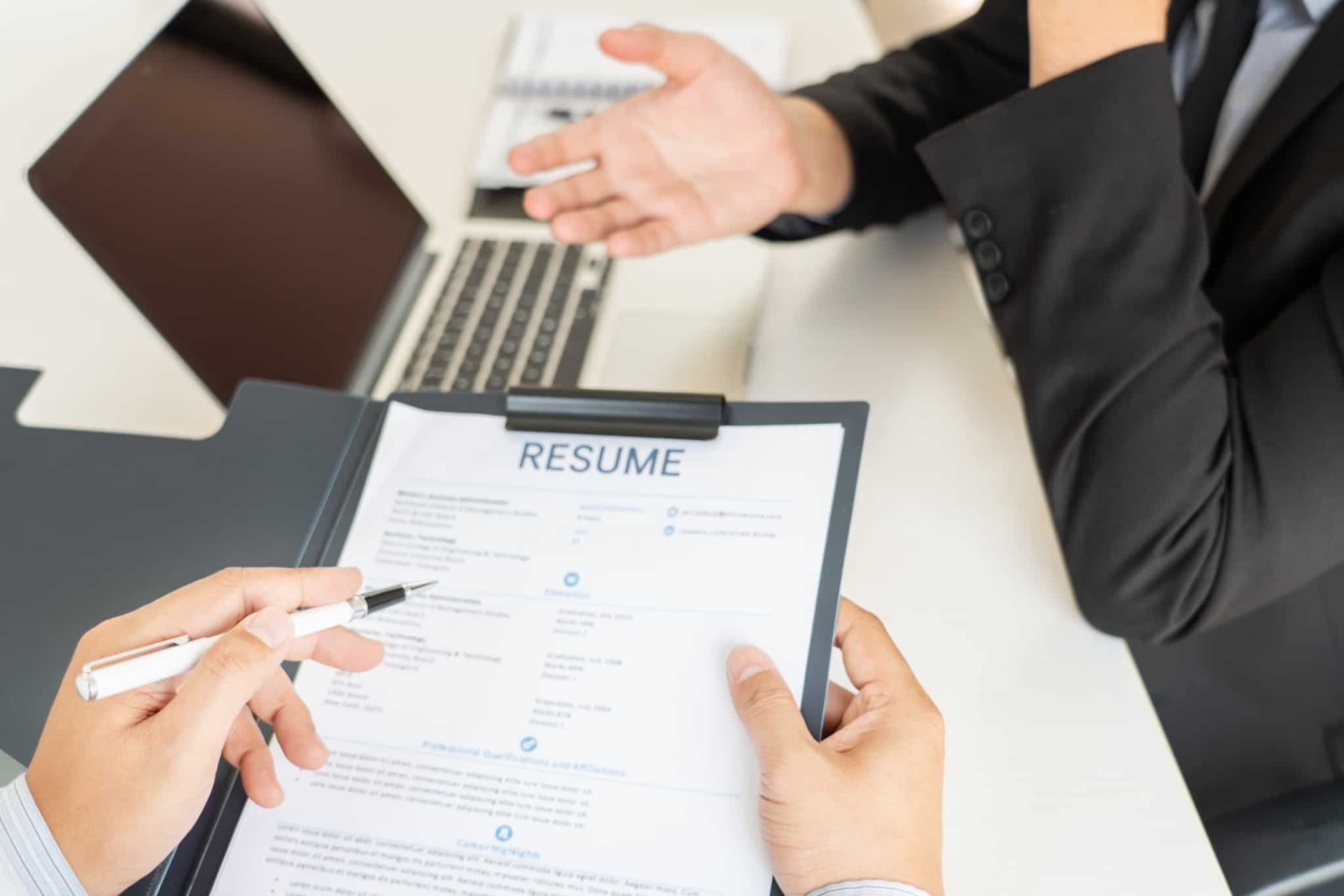 pessoa a ver um resume de um candidato