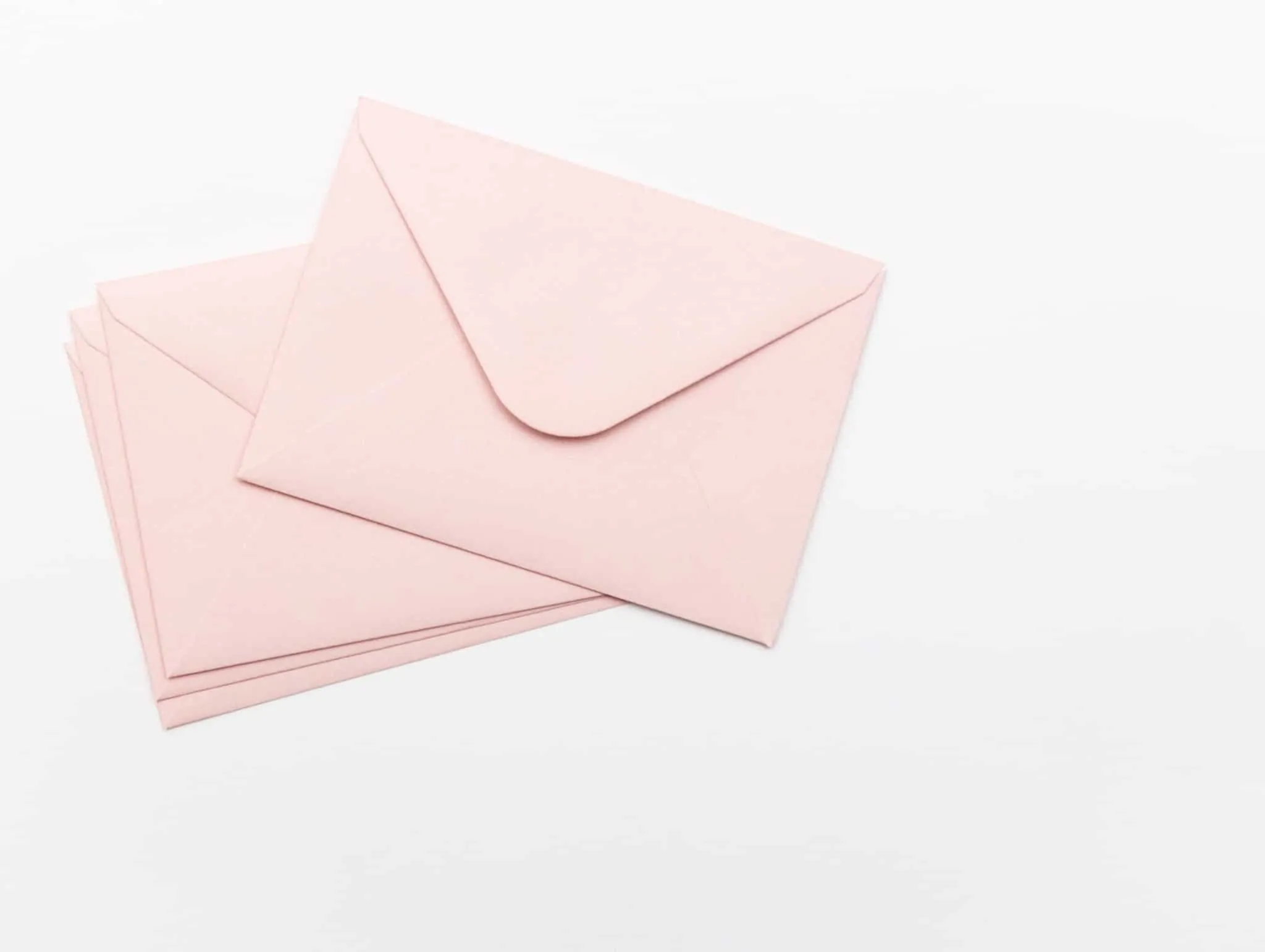 Conheça a técnica do envelope e organize as suas finanças três envelopes cor de rosa