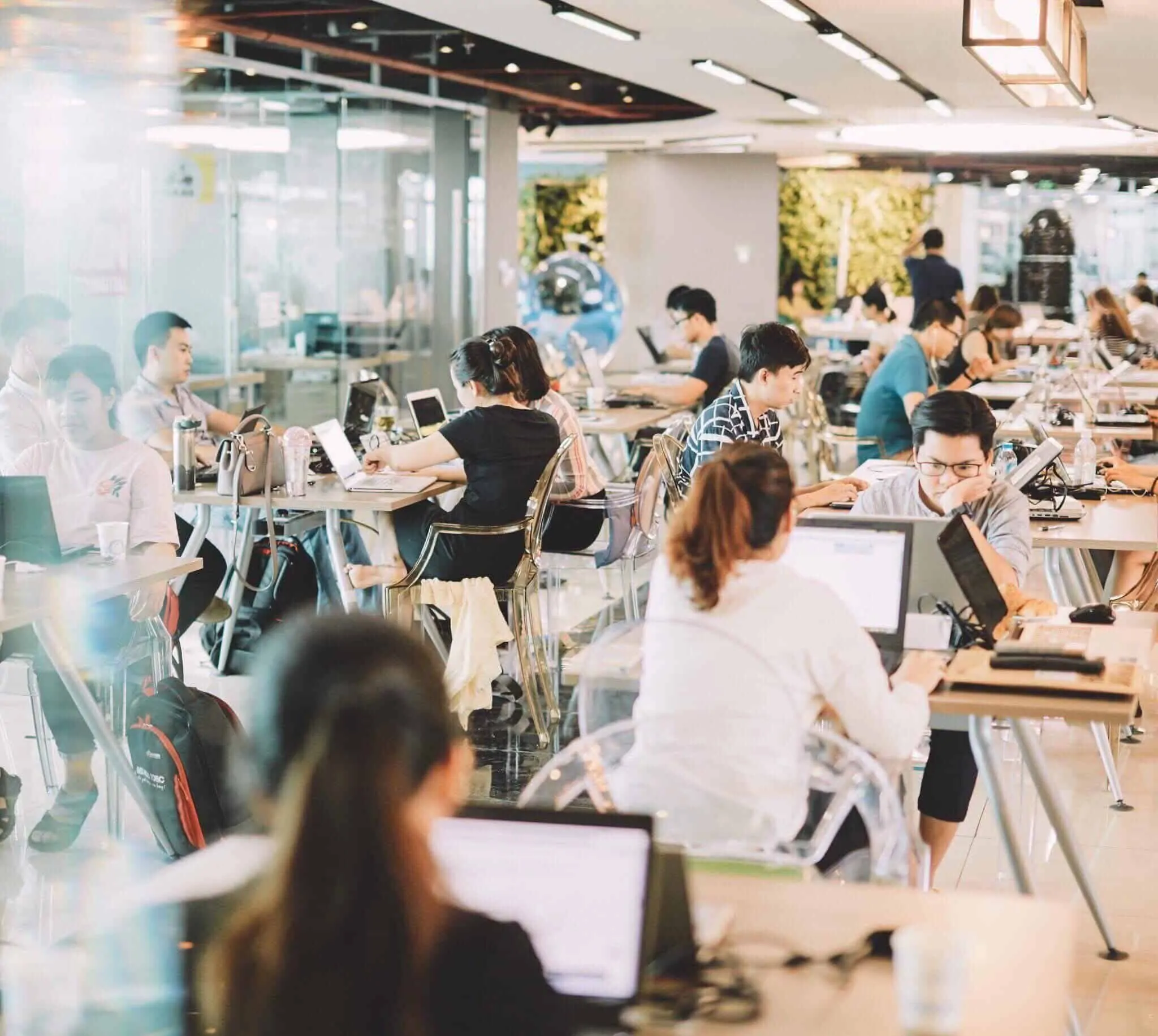 Conheça as recomendações para um regresso ao trabalho de forma segura escritório cheio de pessoas