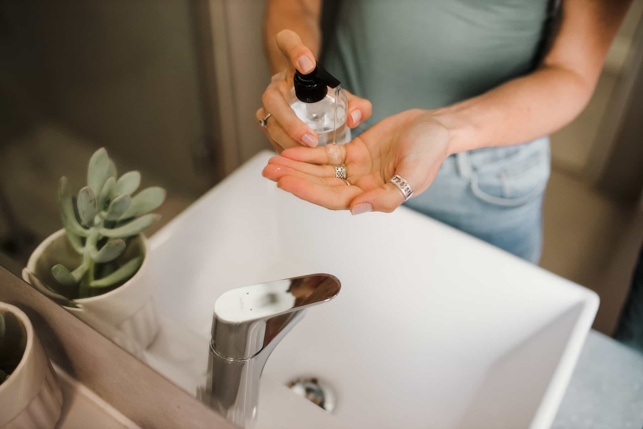 mulher a lavar as mãos com o gel desinfetante
