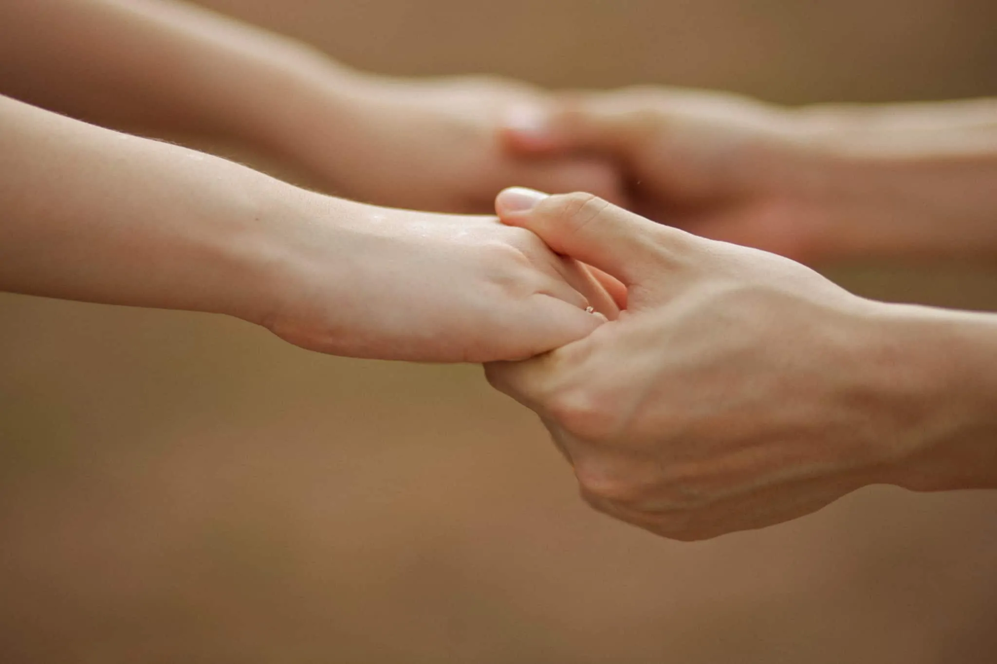 pessoas a agarrarem-se pelas mãos