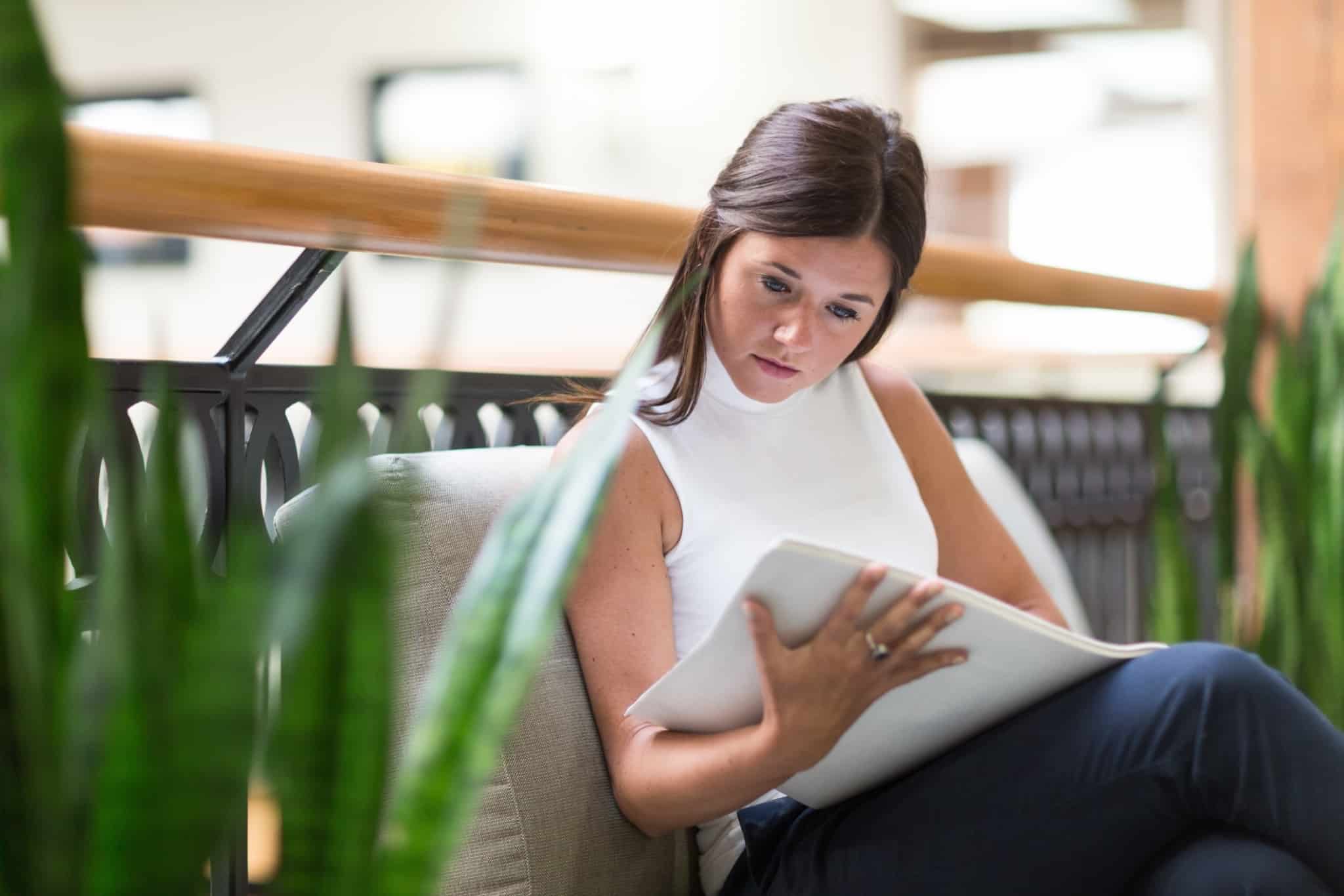rapariga a estudar no trabalho