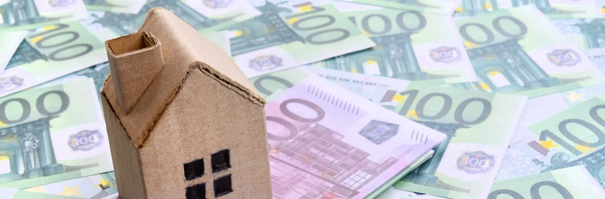 Vendi um imóvel: quanto vou pagar de mais-valias? Casa de papel sobre notas