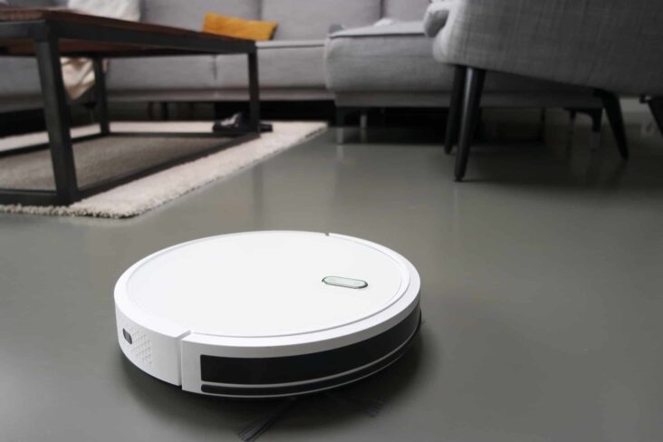 aspirador robot a aspirar a sala