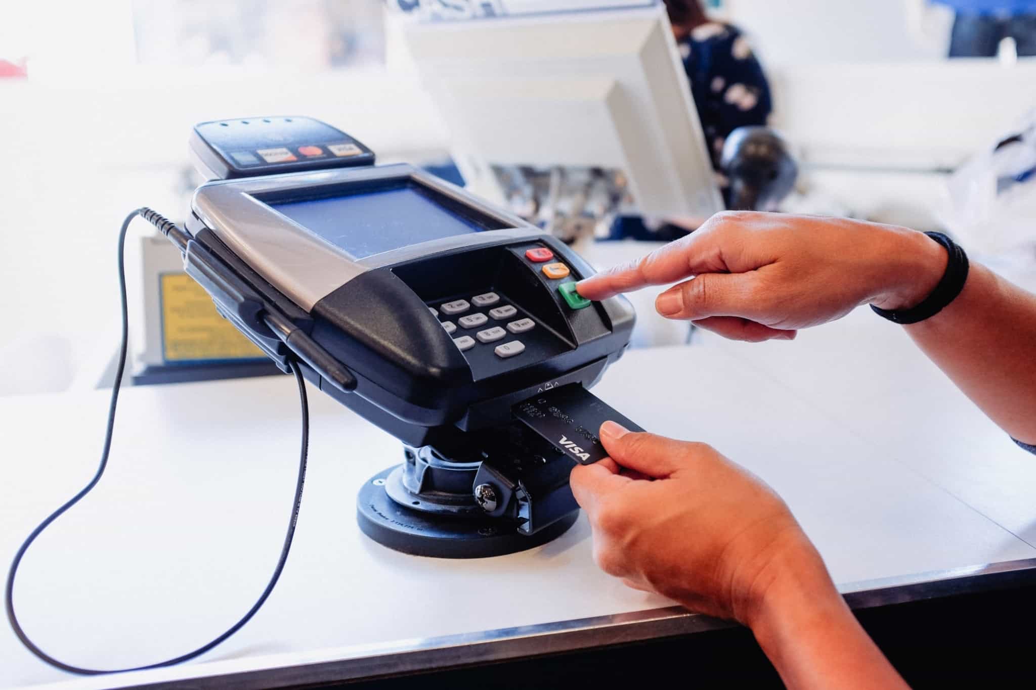 pagamento num terminal com cartão de crédito visa preto