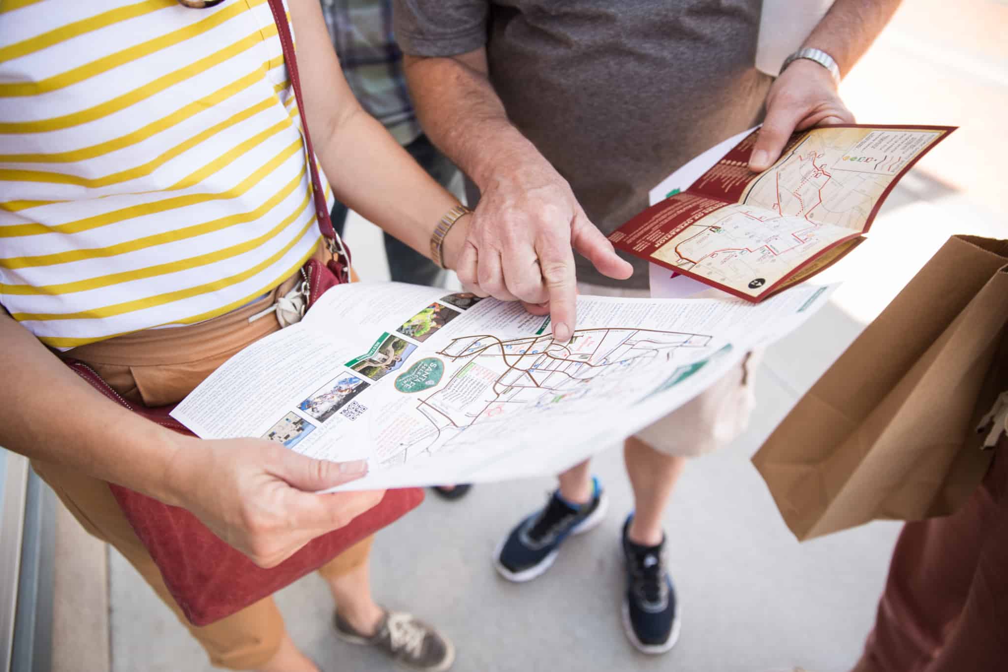dois viajantes a olhar para o mapa do metro da cidade