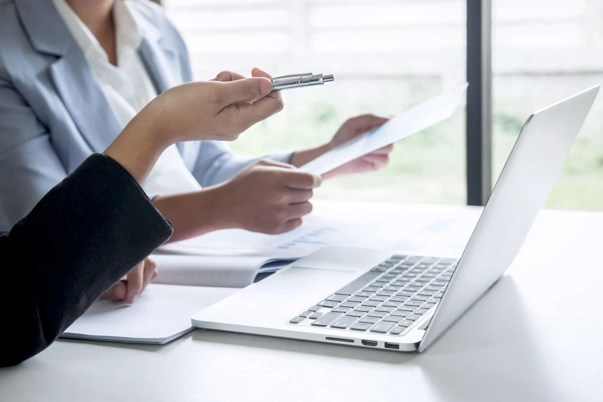 Processo de contraordenação fiscal – quais os prazos e as penalizações? duas pessoas a trabalhar com um papel e um computador à frente