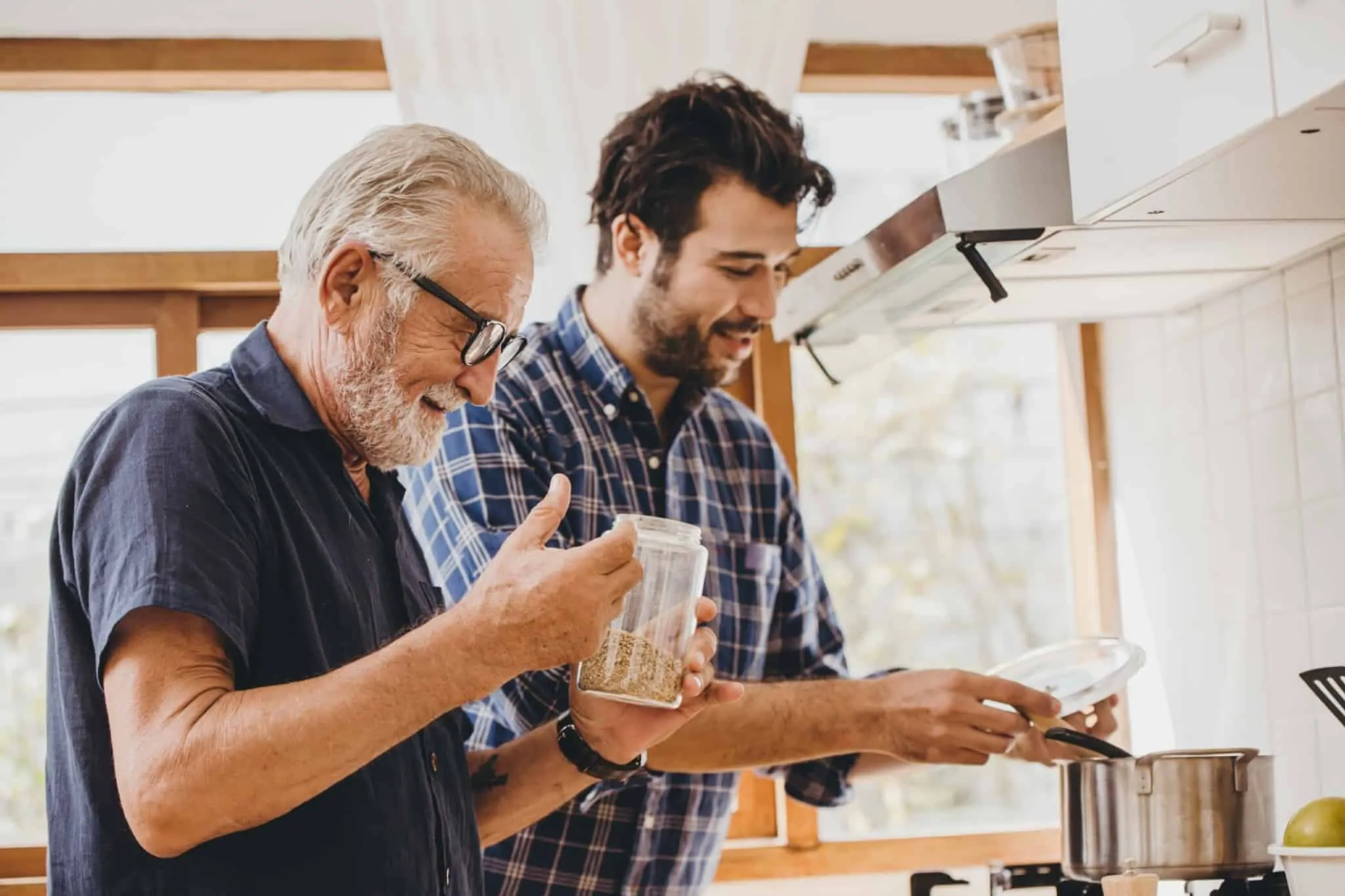 pai e filho a cozinhar