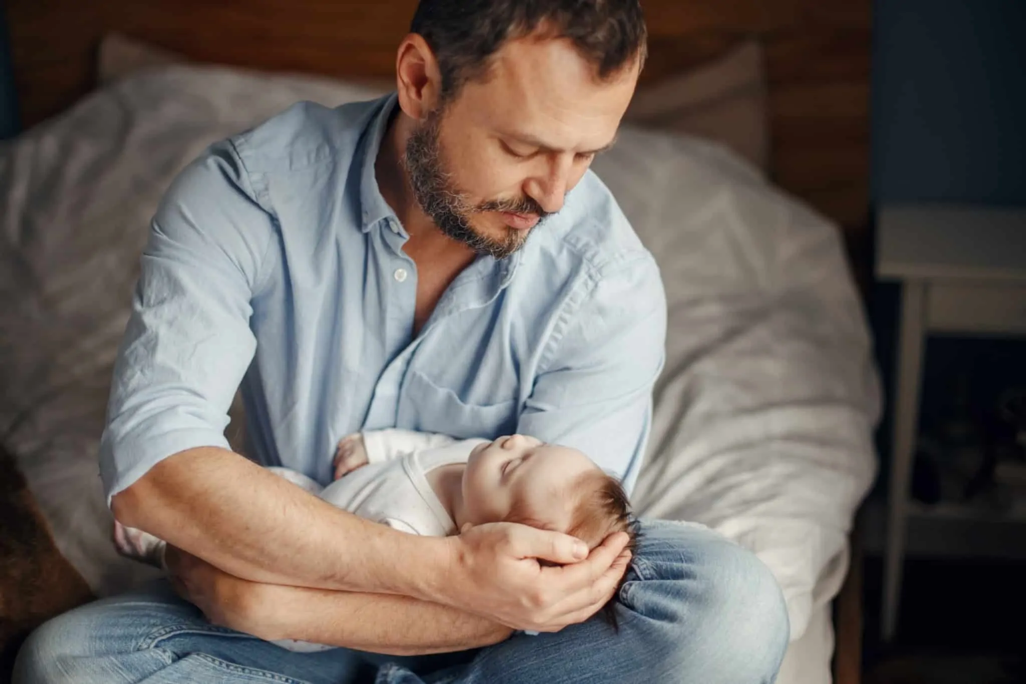 Subsídio para assistência a filhos: Quais são as condições para ter direito pai a segurar ao colo o bebé