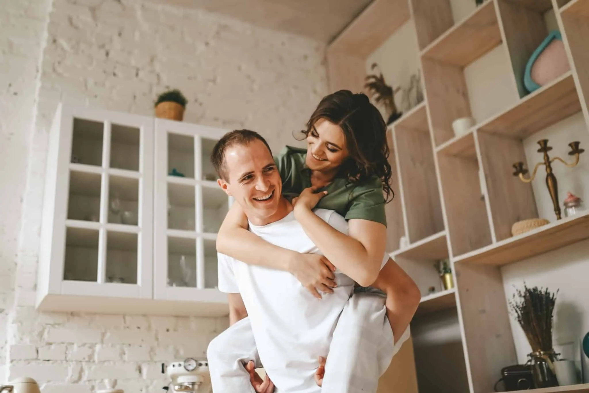 Os diferentes regimes de casamento e a compra de casa através de crédito casal feliz dentro de casa com a mulher às cavalitas