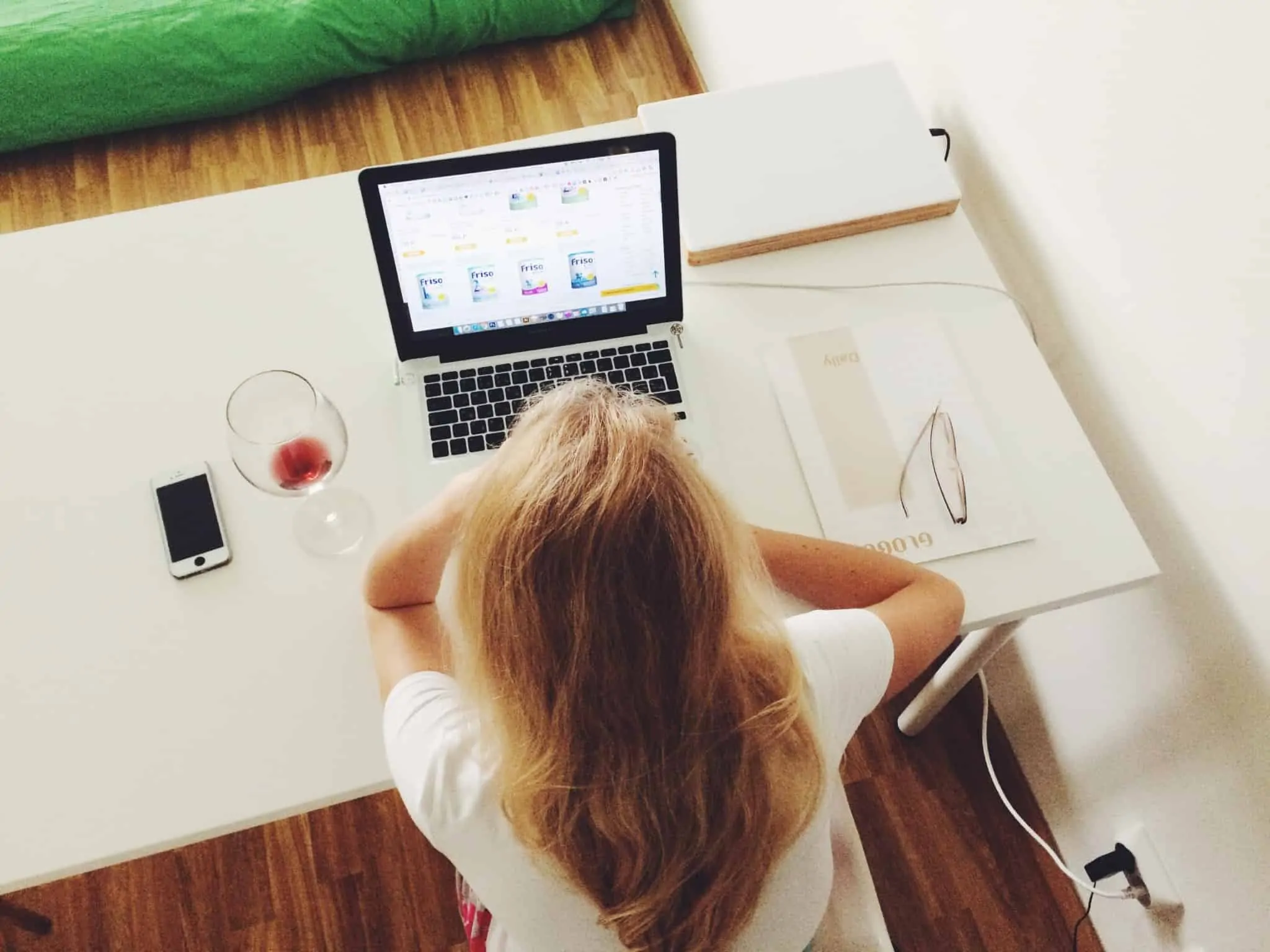 rapariga a estudar ao computador