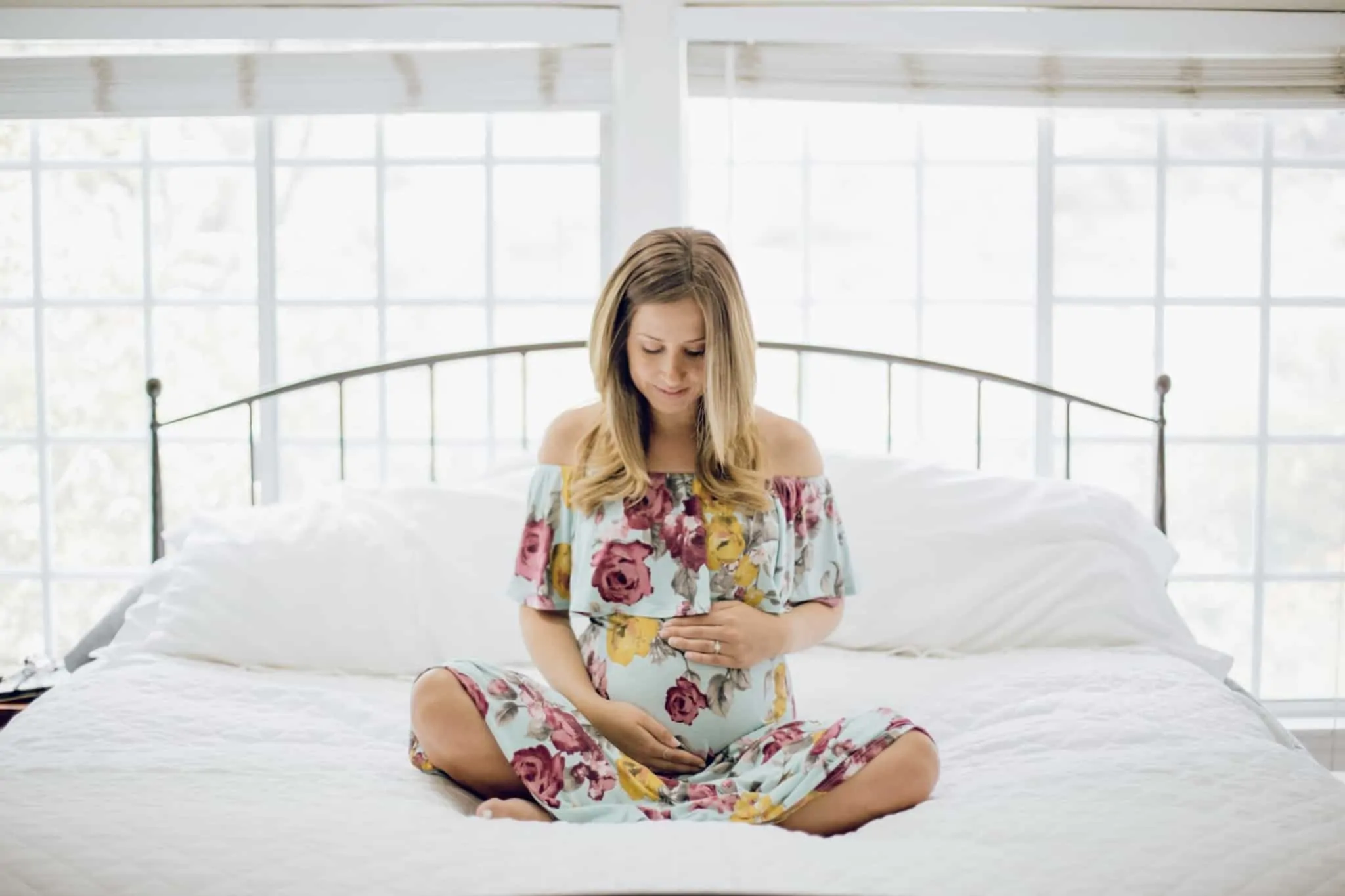 Subsídio por riscos específicos: o subsídio para grávidas com profissões de risco mulher loira grávida sentada na cama