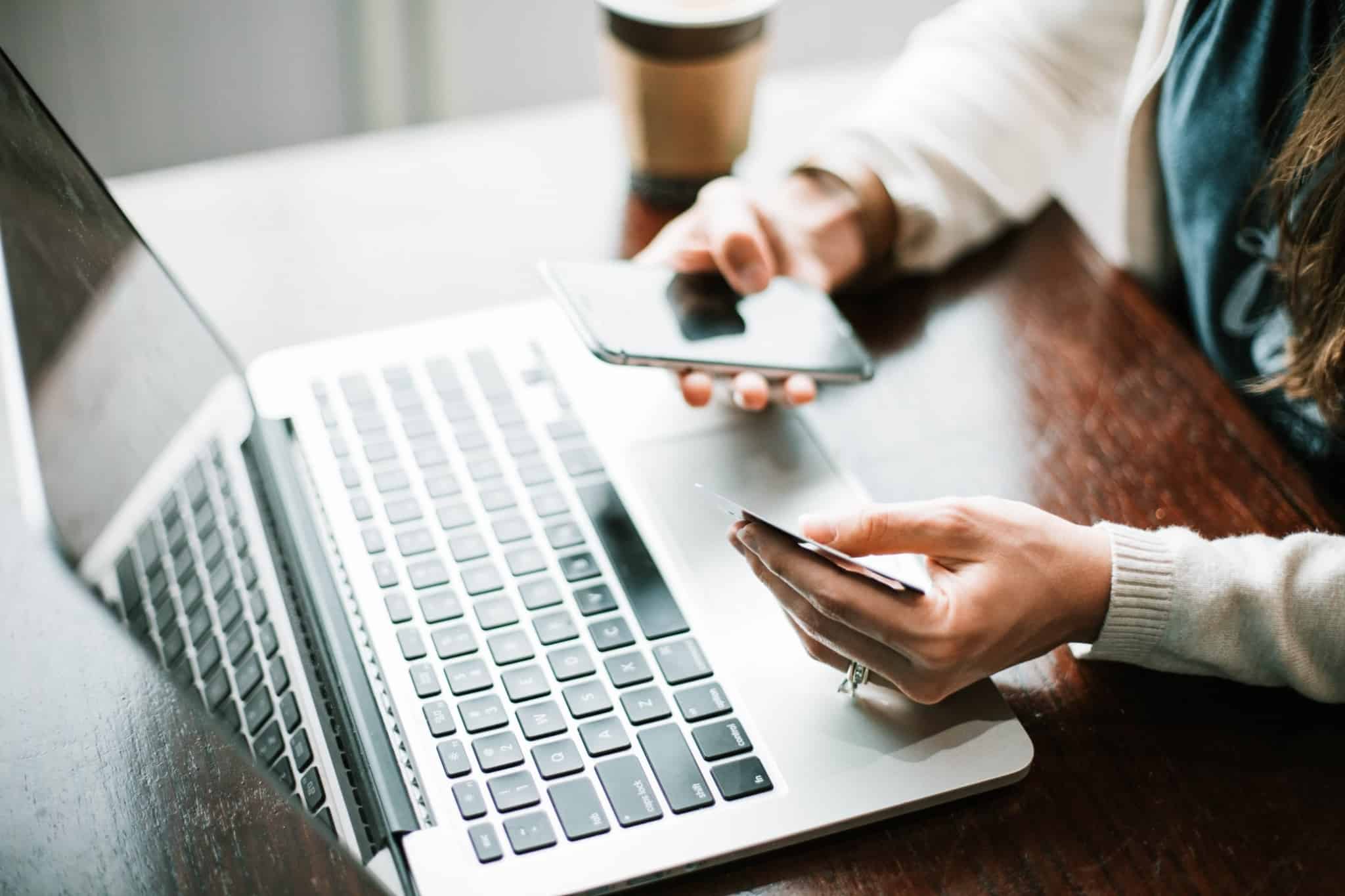 pessoa a escrever no computador