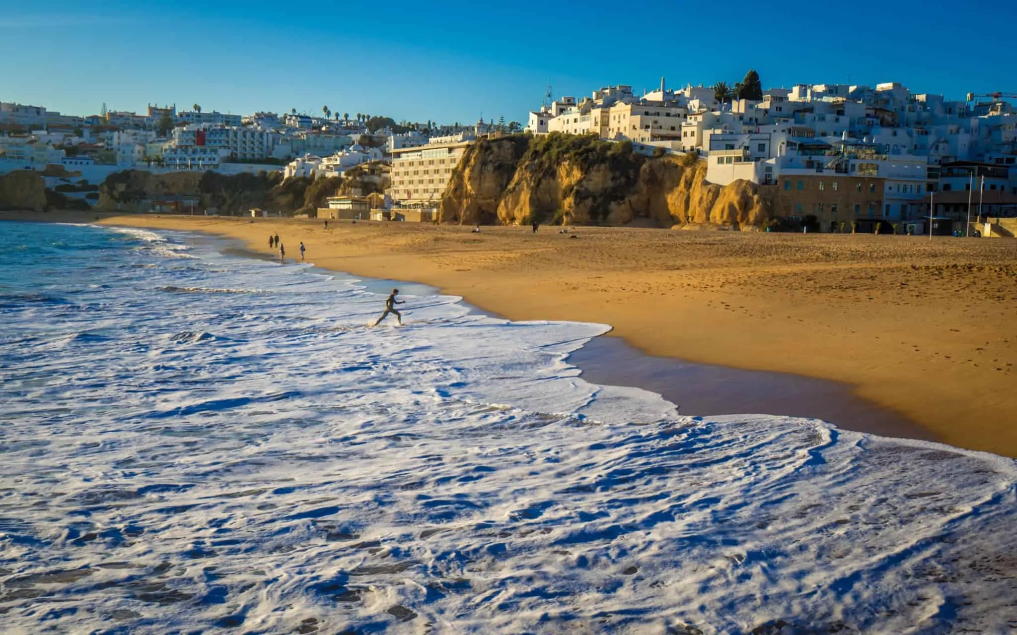 Investidores estrangeiros continuam a apostar no imobiliário em Portugal? casas nas praias algarvias