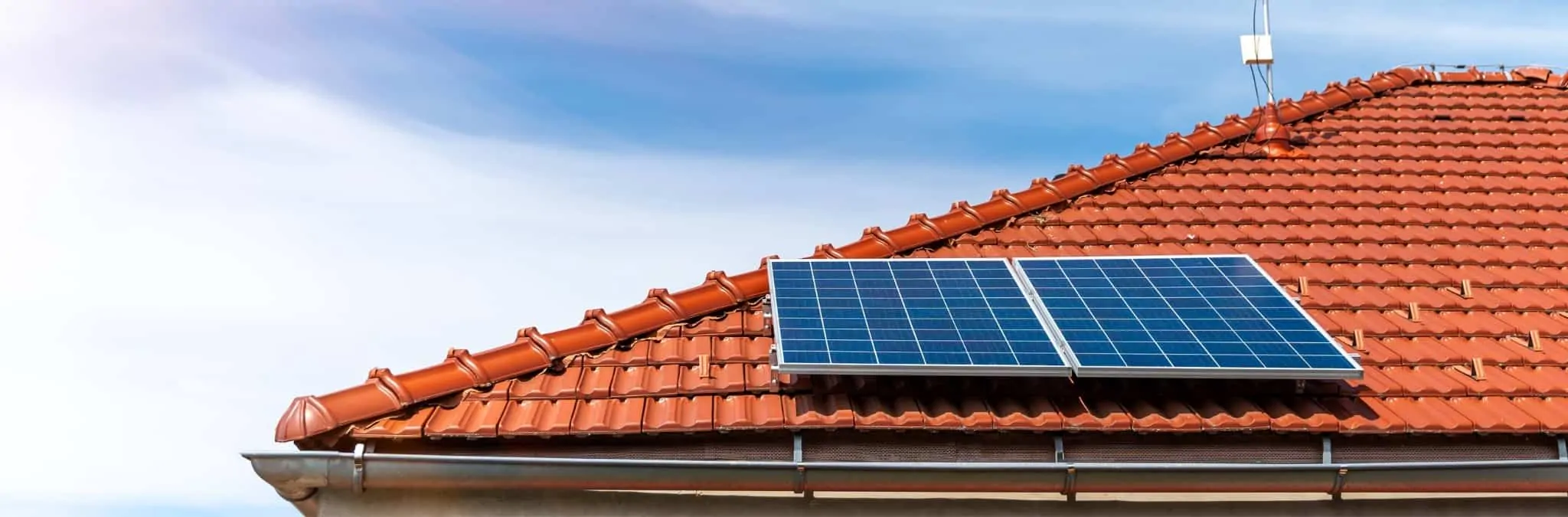 painel solar num telhado de um prédio